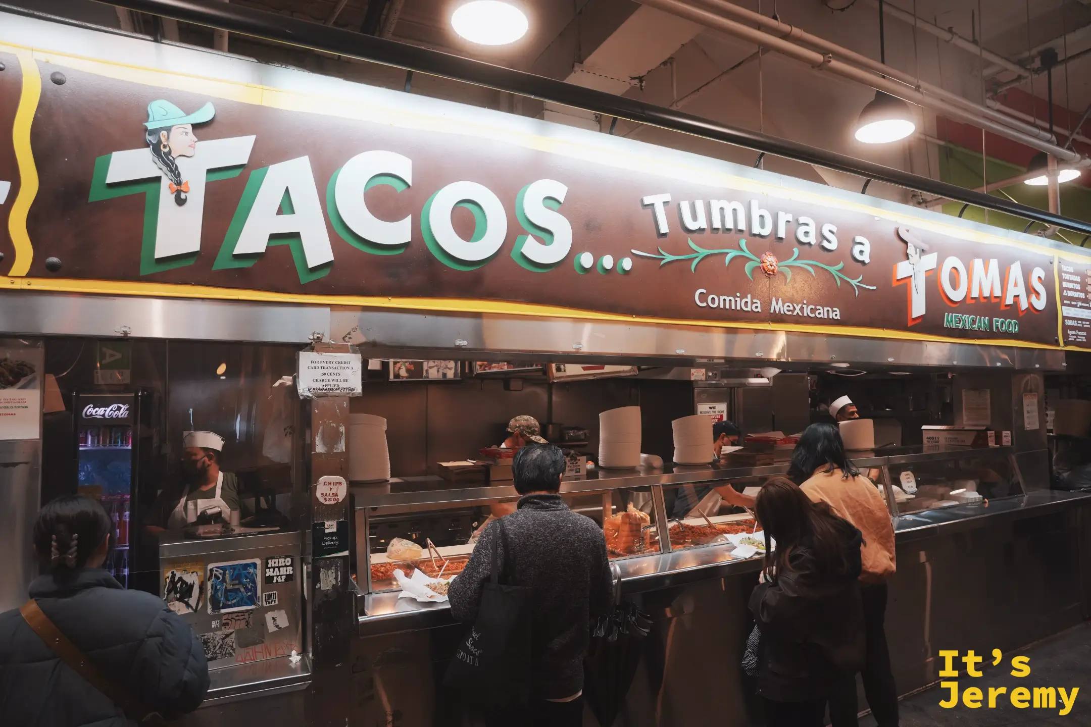 Tacos Tumbras a Tomas 墨西哥老攤，畫著牛仔女郎的招牌與排隊點餐的人