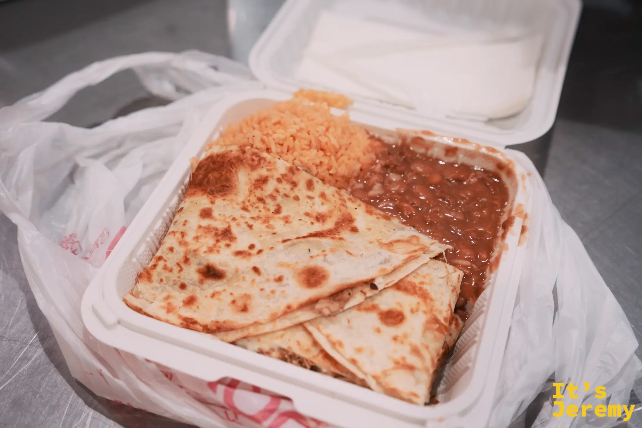 墨西哥餐盒裡煎得焦香的 quesadilla、紅米飯與燉豆
