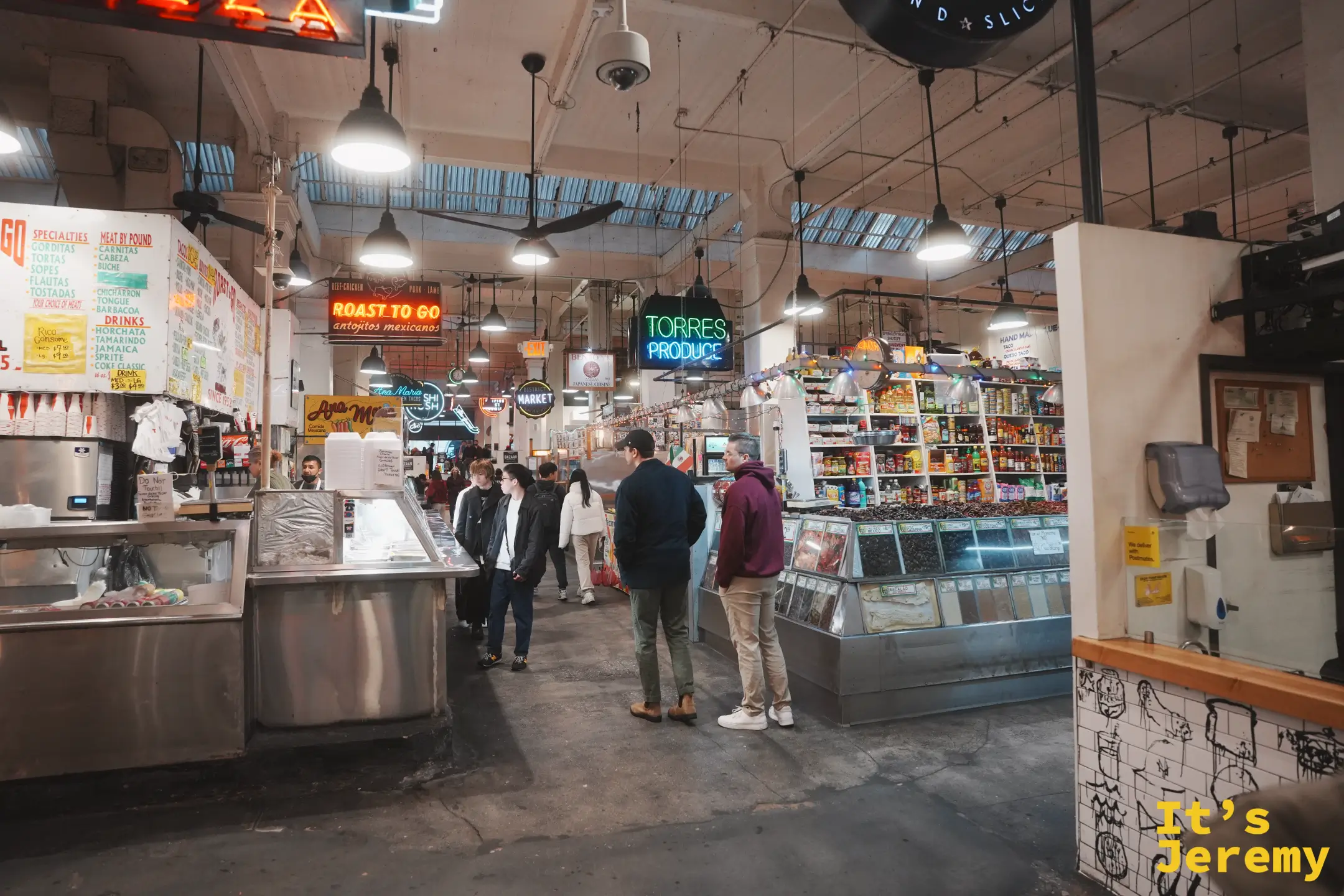 Grand Central Market 走道，Roast to Go、Torres Produce 霓虹招牌與乾貨攤位