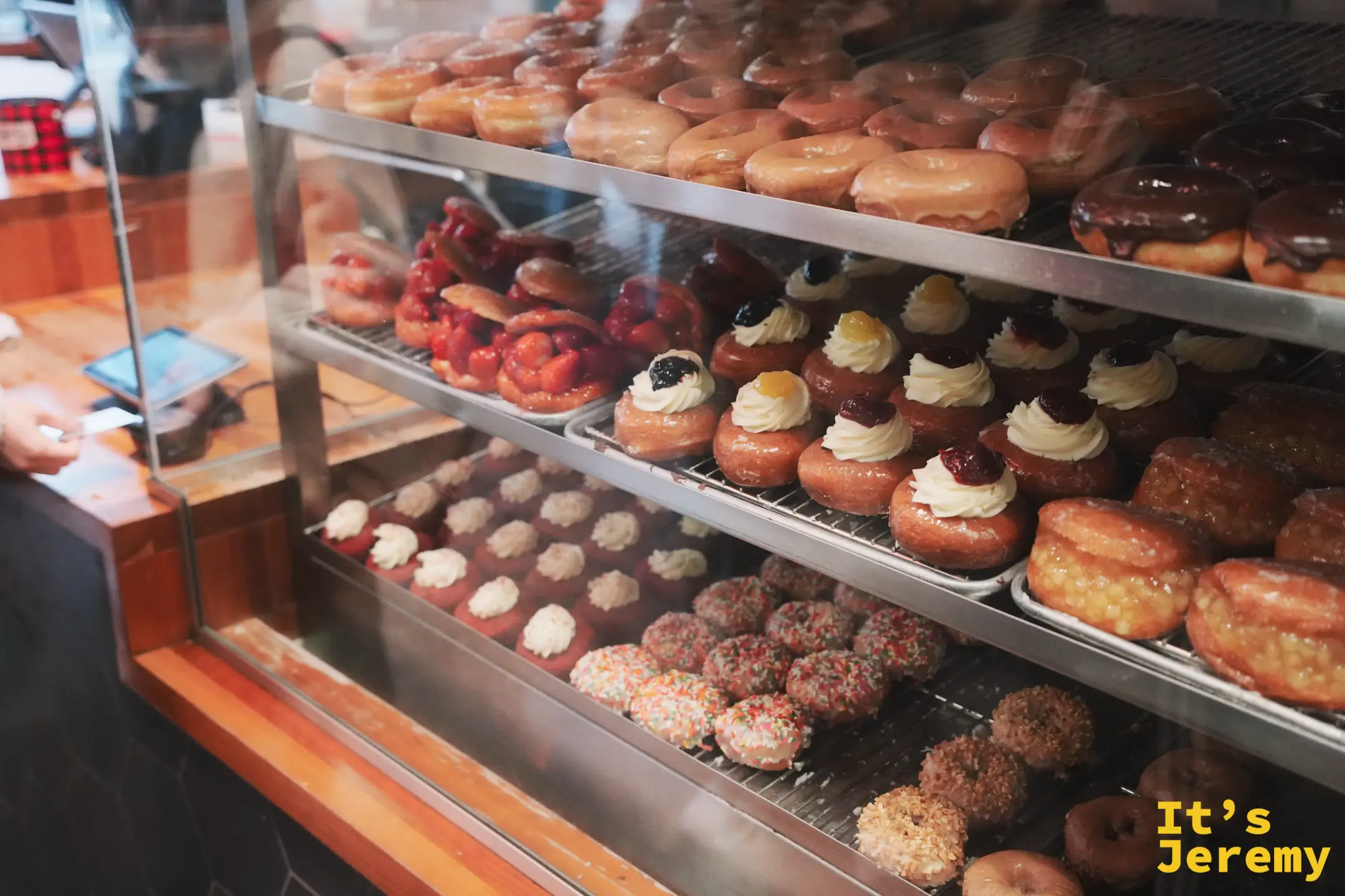The Donut Man 甜甜圈近拍，擠鮮奶油、裹糖粒與堅果碎的各式花樣