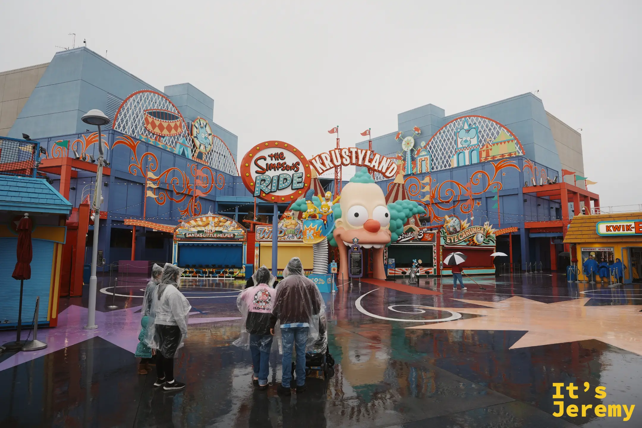 辛普森樂園 The Simpsons Ride 入口，巨大的小丑 Krusty 臉與 Krustyland 布景