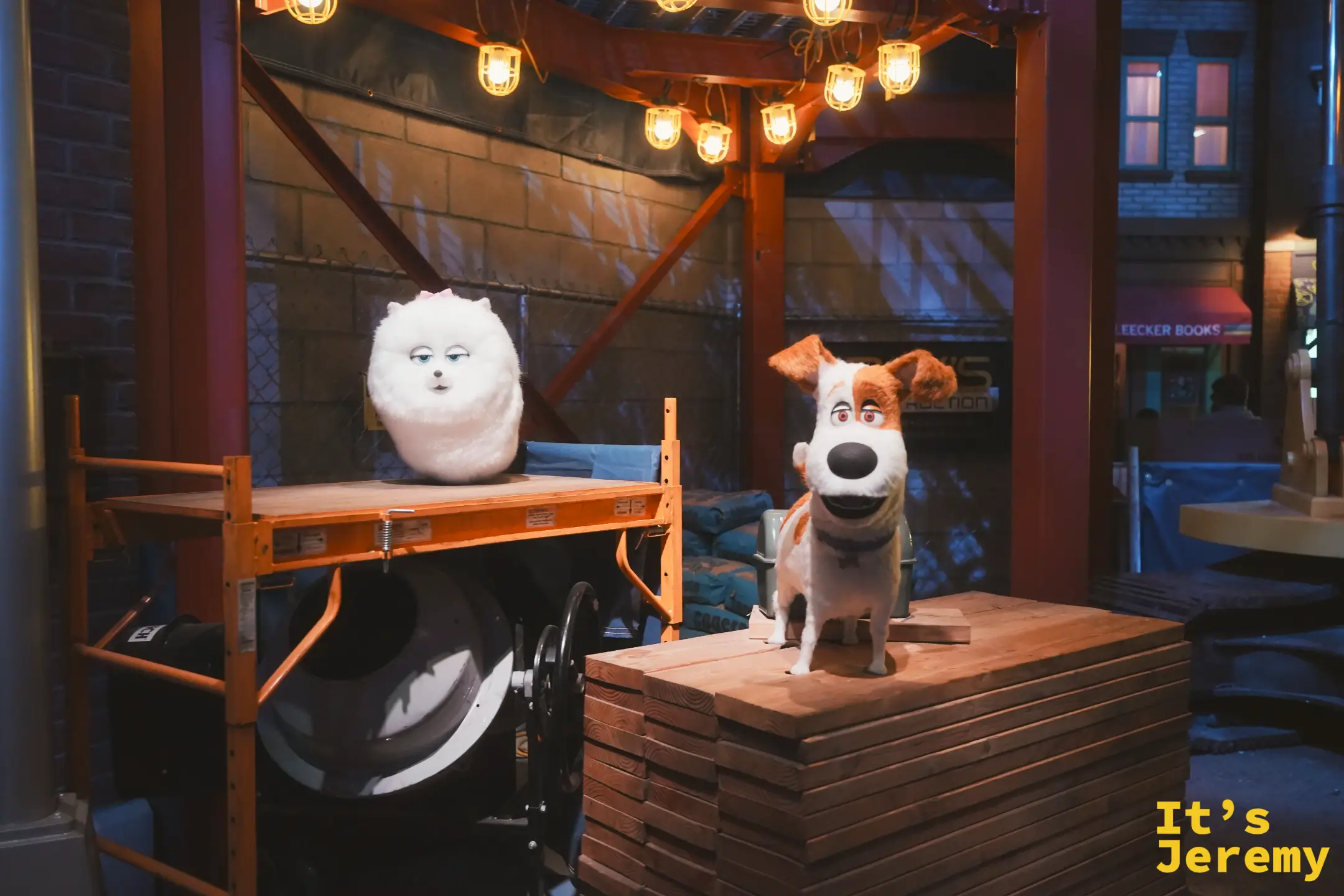 寵物當家工地場景，白色博美 Gidget 與 Max 站在木棧板上