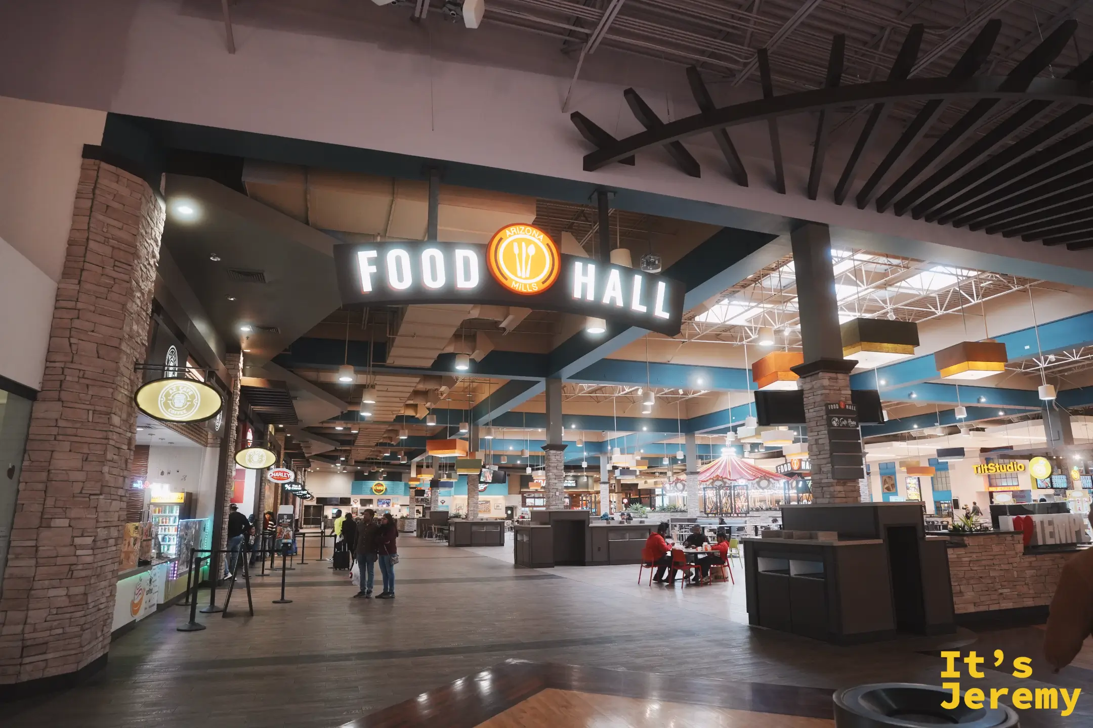 🇺🇸 亞利桑那景點｜Arizona Mills：雨林餐廳與 outlet 掃貨的沙漠室內購物城