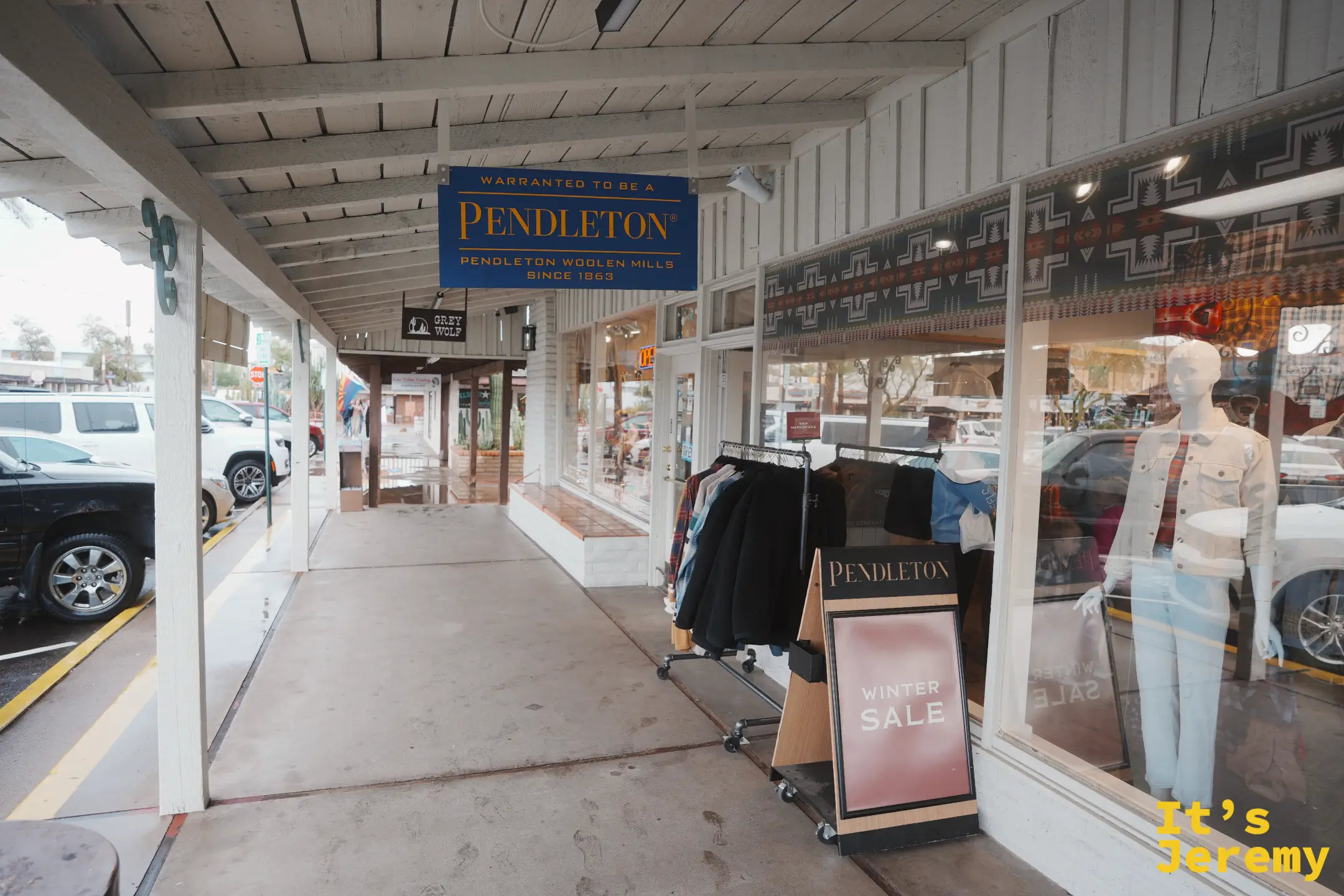 Pendleton 羊毛織品店的木造走廊，藍色「Since 1863」招牌與印第安圖騰櫥窗、Winter Sale 立牌