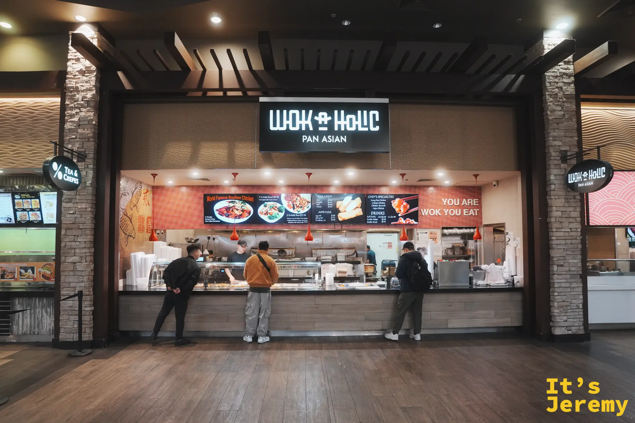 Wok-A-Holic Pan Asian 美式中餐攤位的店面，紅色菜單看板與現場排隊點餐的客人