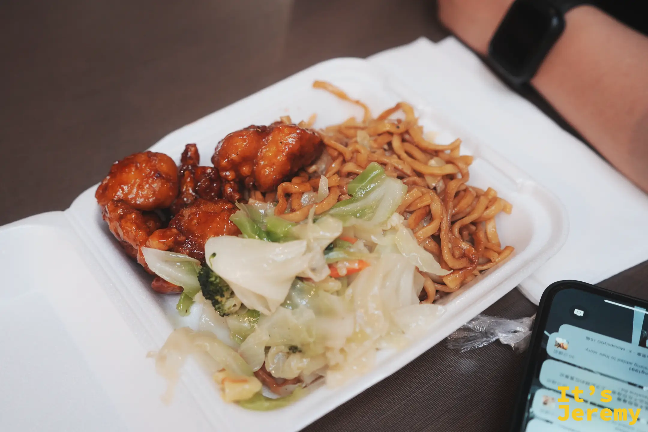 Wok-A-Holic 的另一盒餐點，招牌橙汁雞配上醬香濃郁的炒麵與燙青菜