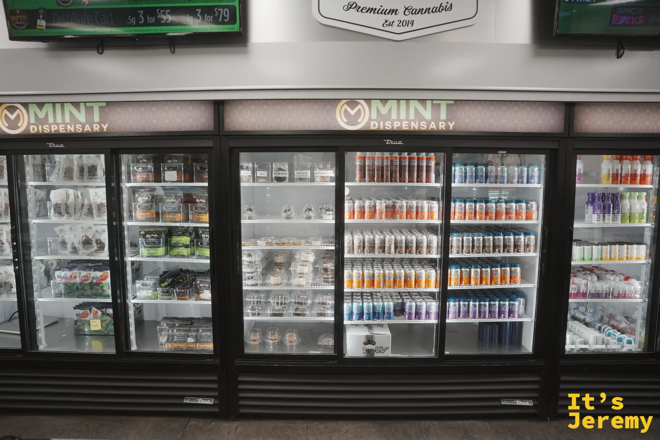 Mint Cannabis 的冷藏展示櫃，陳列大麻氣泡飲、機能飲料與杯子蛋糕、布朗尼等食品