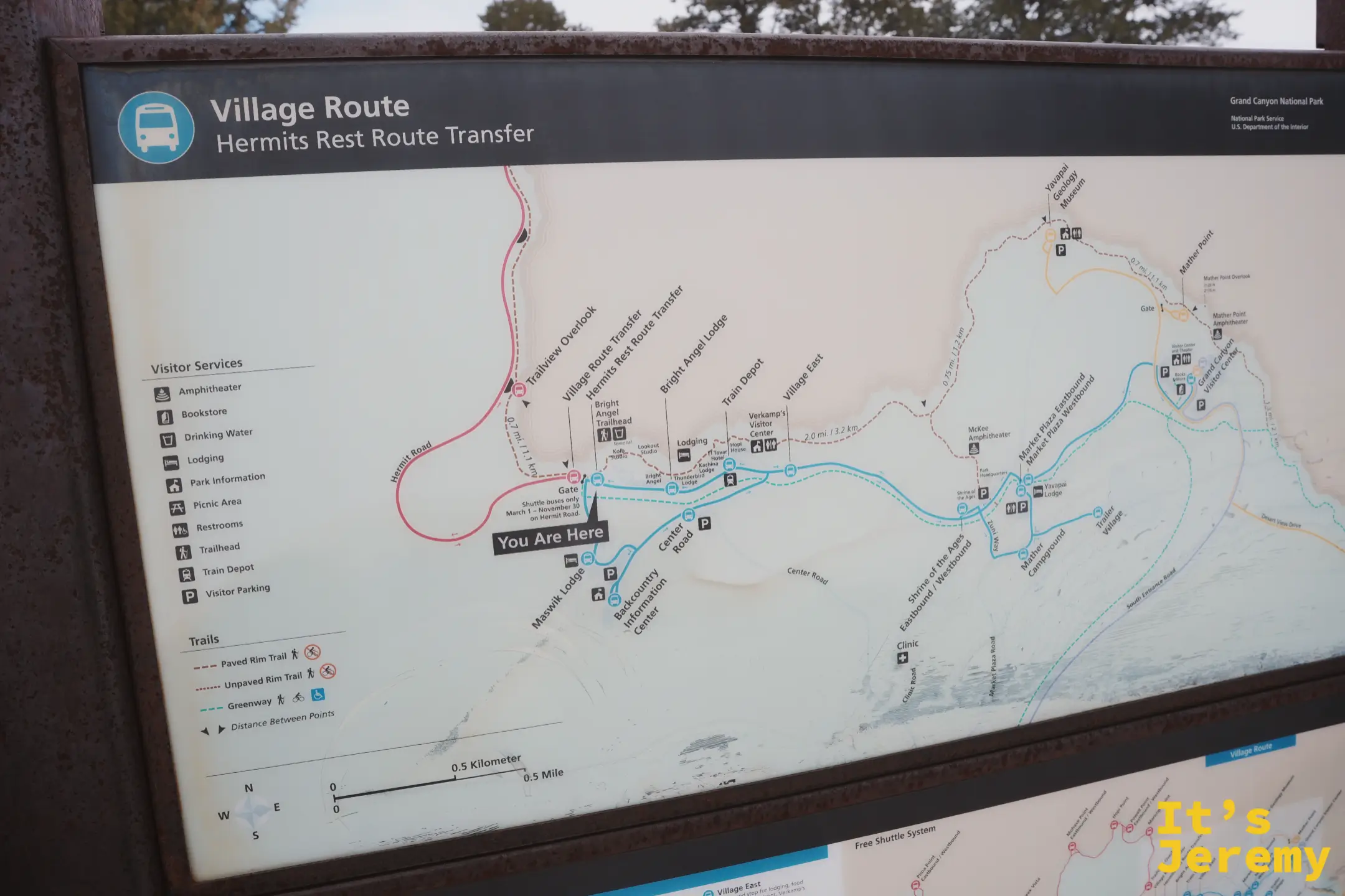 站在「You Are Here」前研究 Village 線路線圖