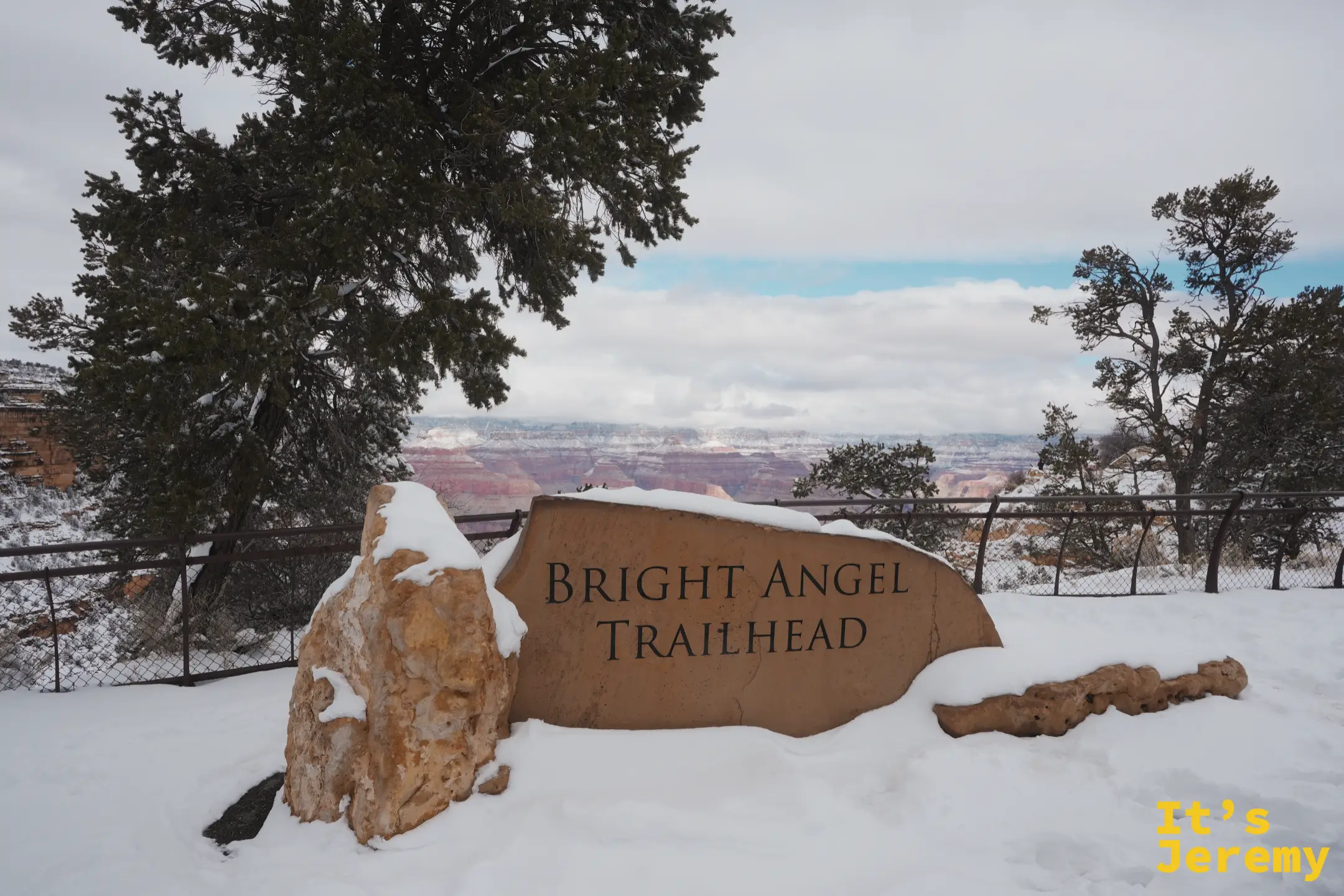 被雪半埋的 Bright Angel Trailhead 石碑，這裡是走進峽谷的經典入口