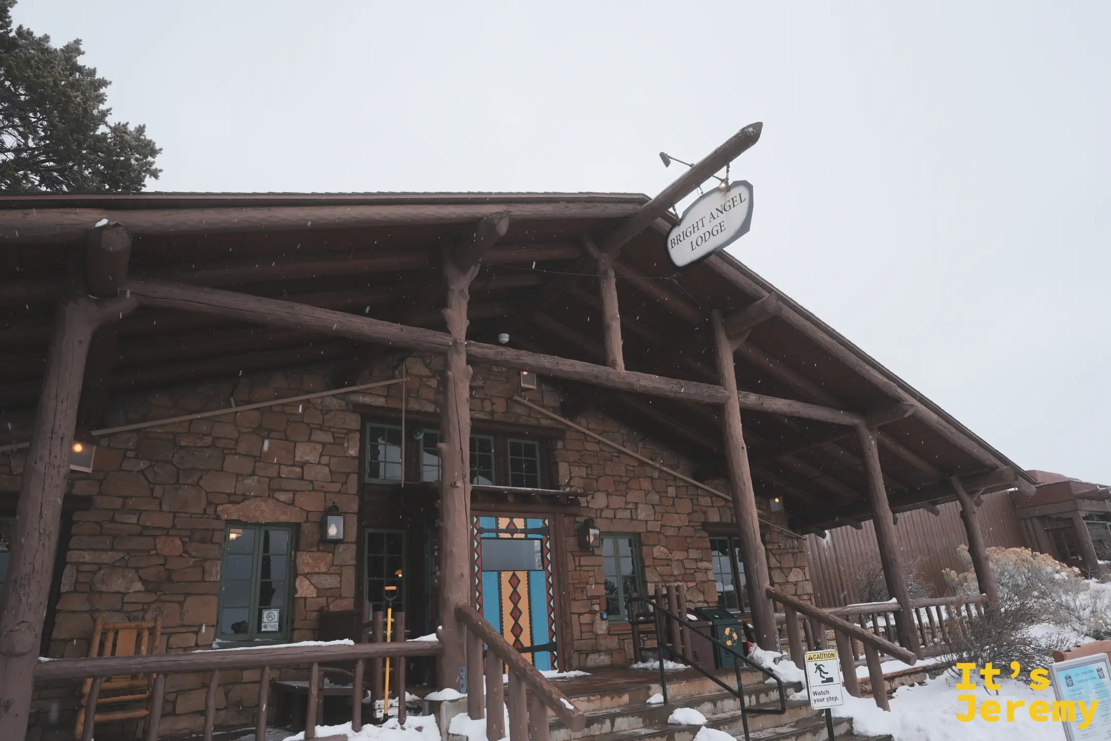 Bright Angel Lodge 的石砌門廊，招牌上的雪還沒停