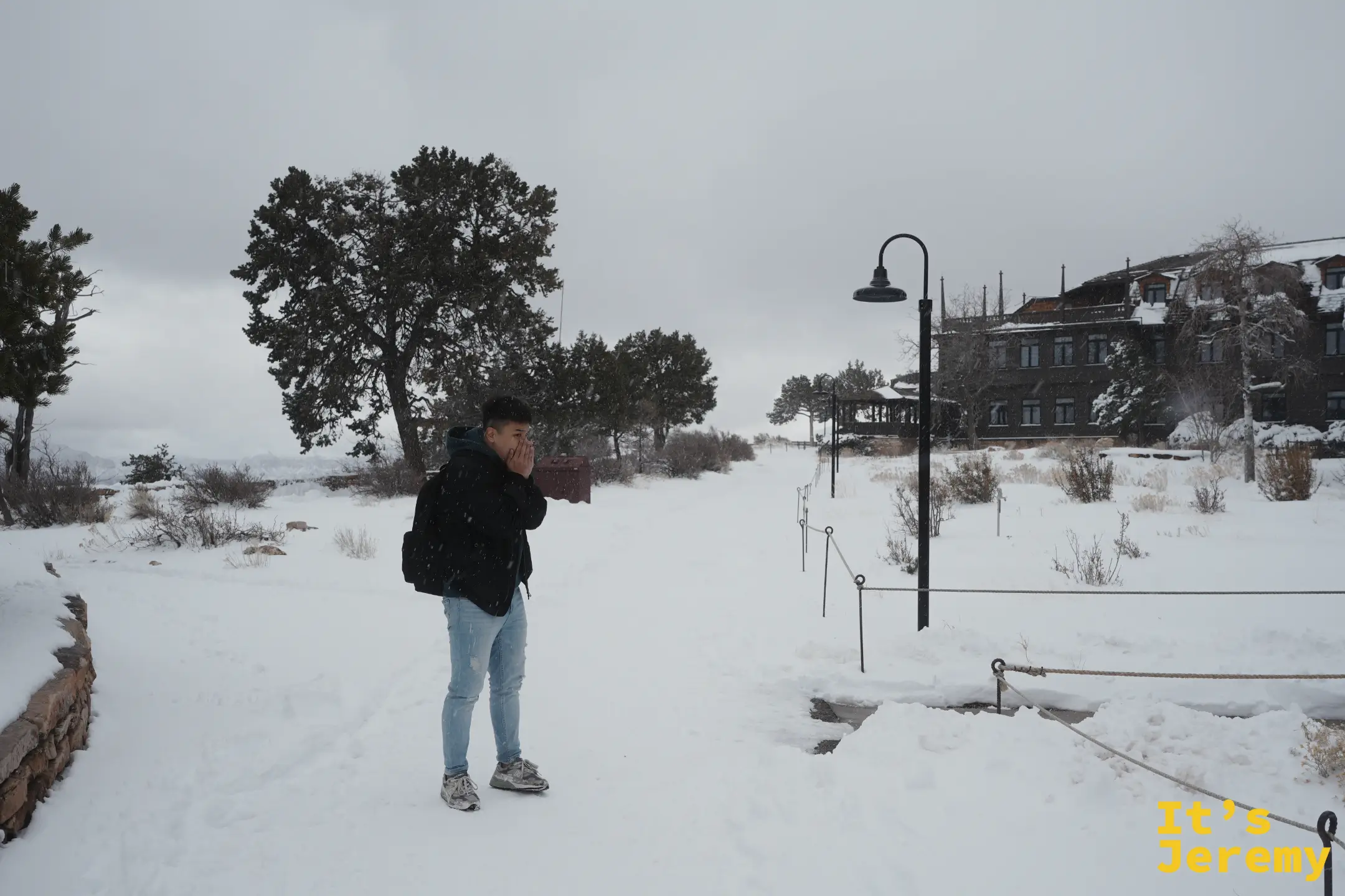頂著風雪往 El Tovar 走，冷到只能用手摀著臉