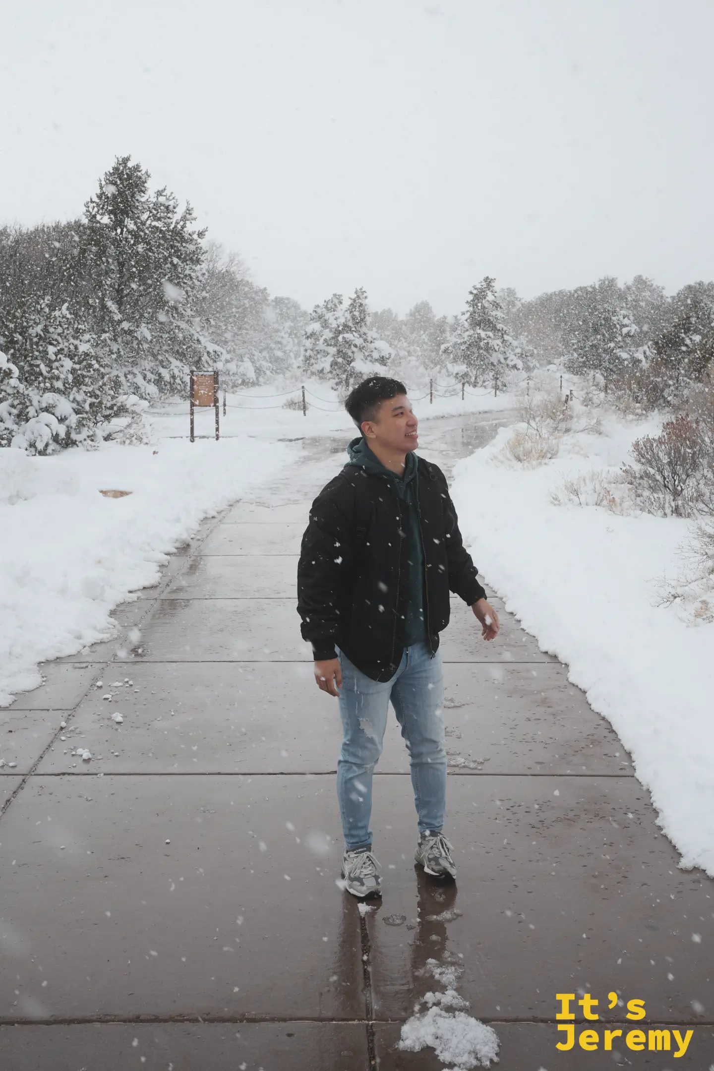 大雪紛飛中站在清出來的步道上，肩上與睫毛都沾著雪花
