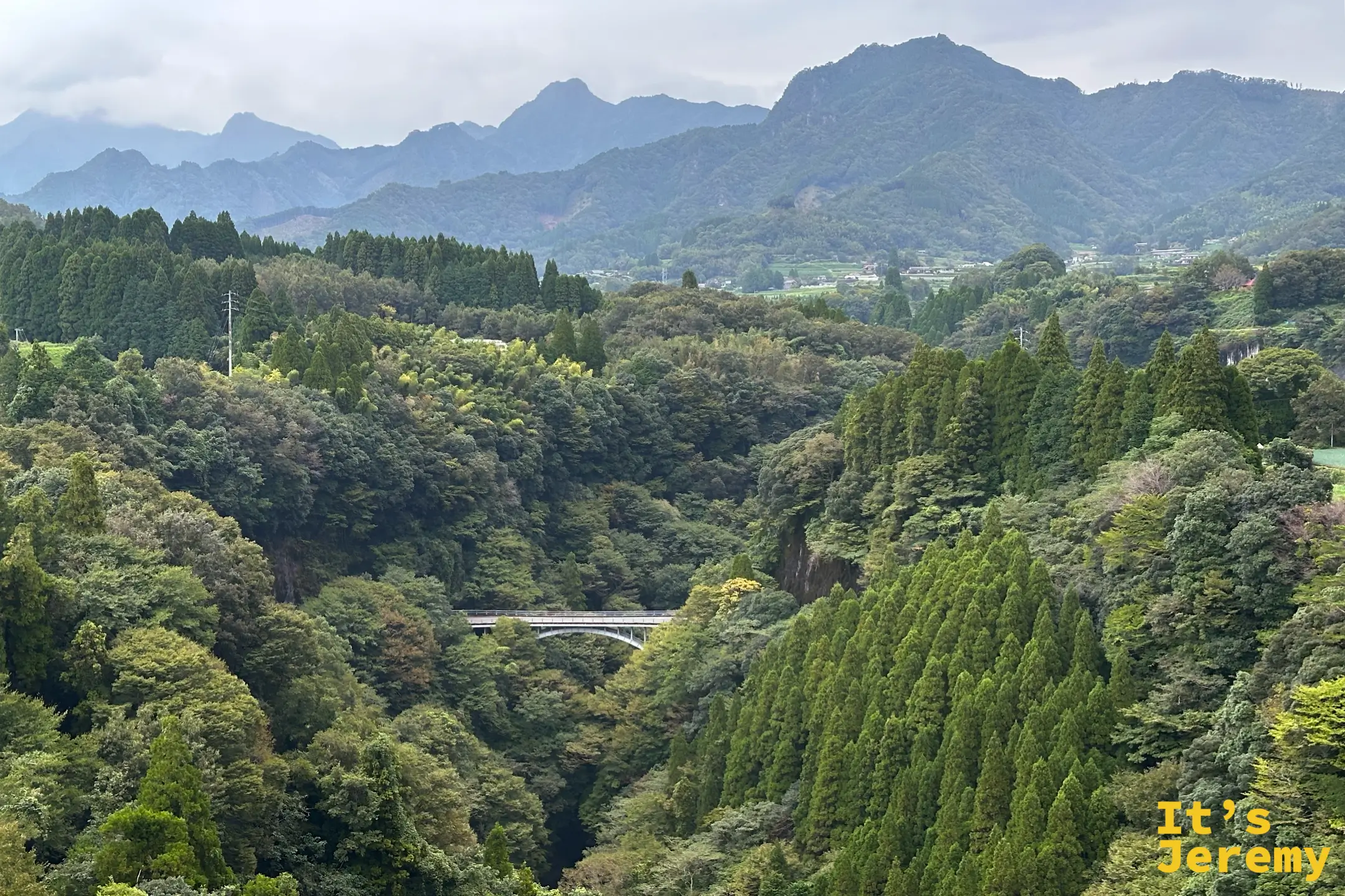 高千穂山谷深處，一座混凝土拱橋藏在森林間