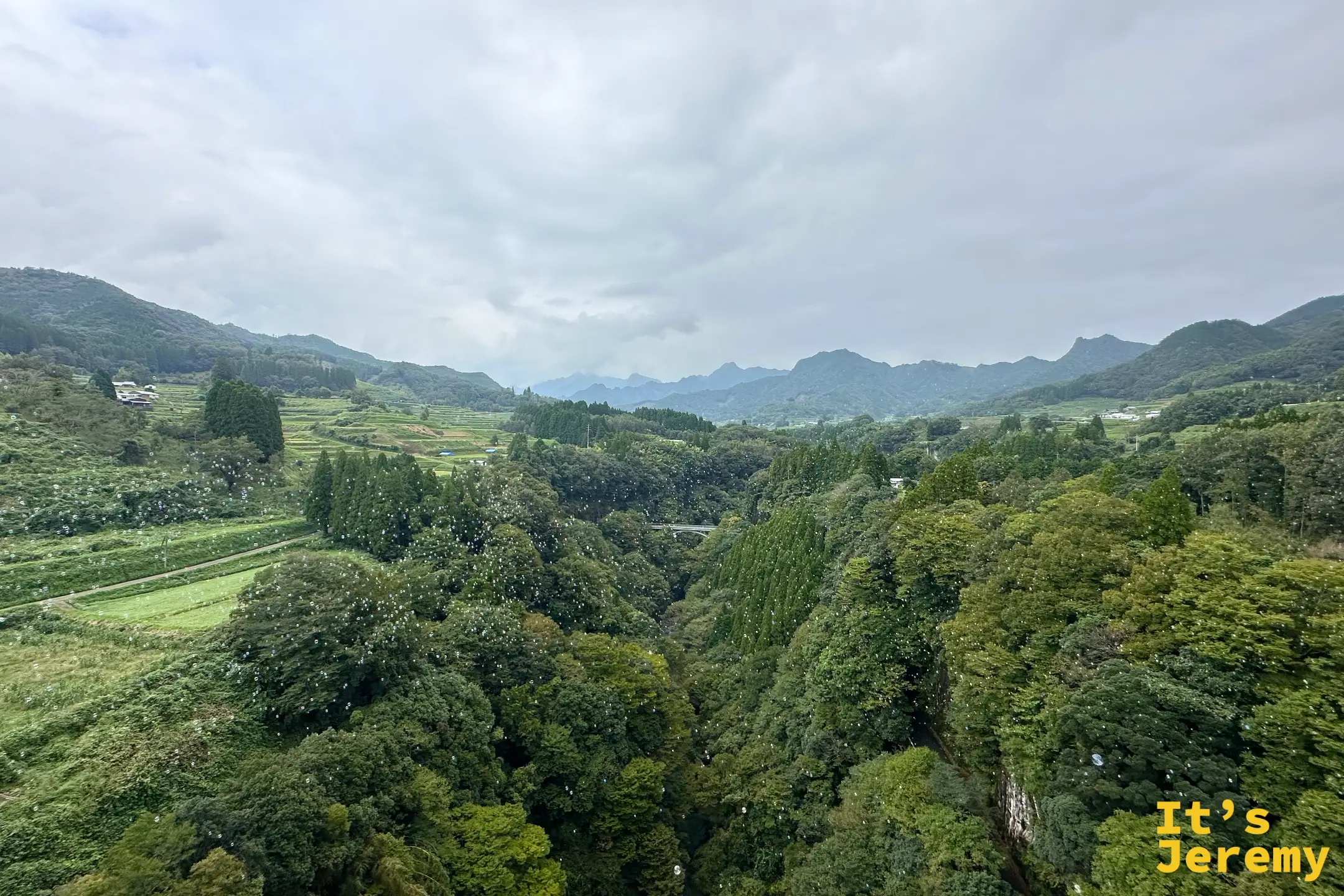 高千穂山谷的梯田與連綿群山，天空烏雲密布