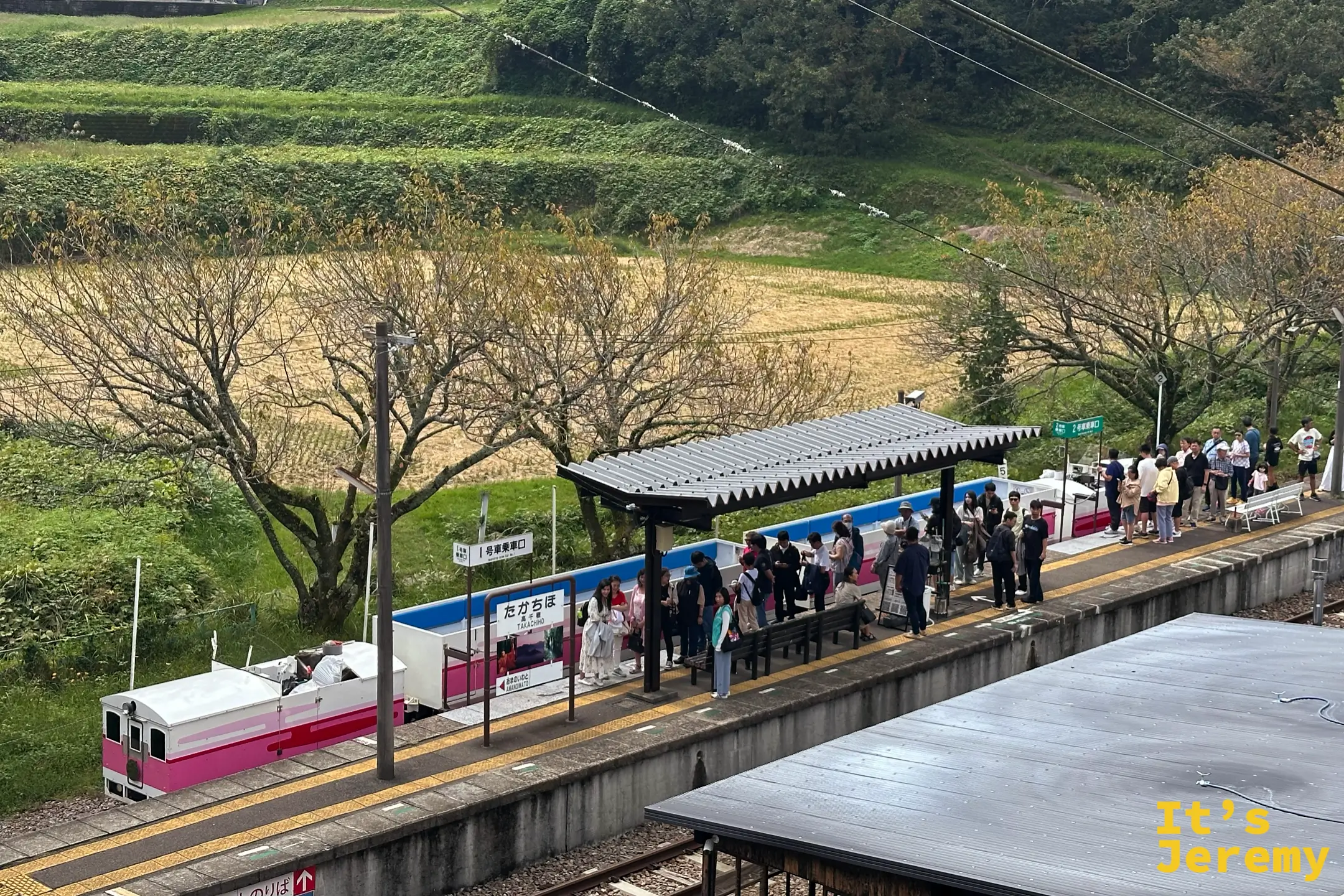 高千穂駅月台上排隊等候小火車的人潮