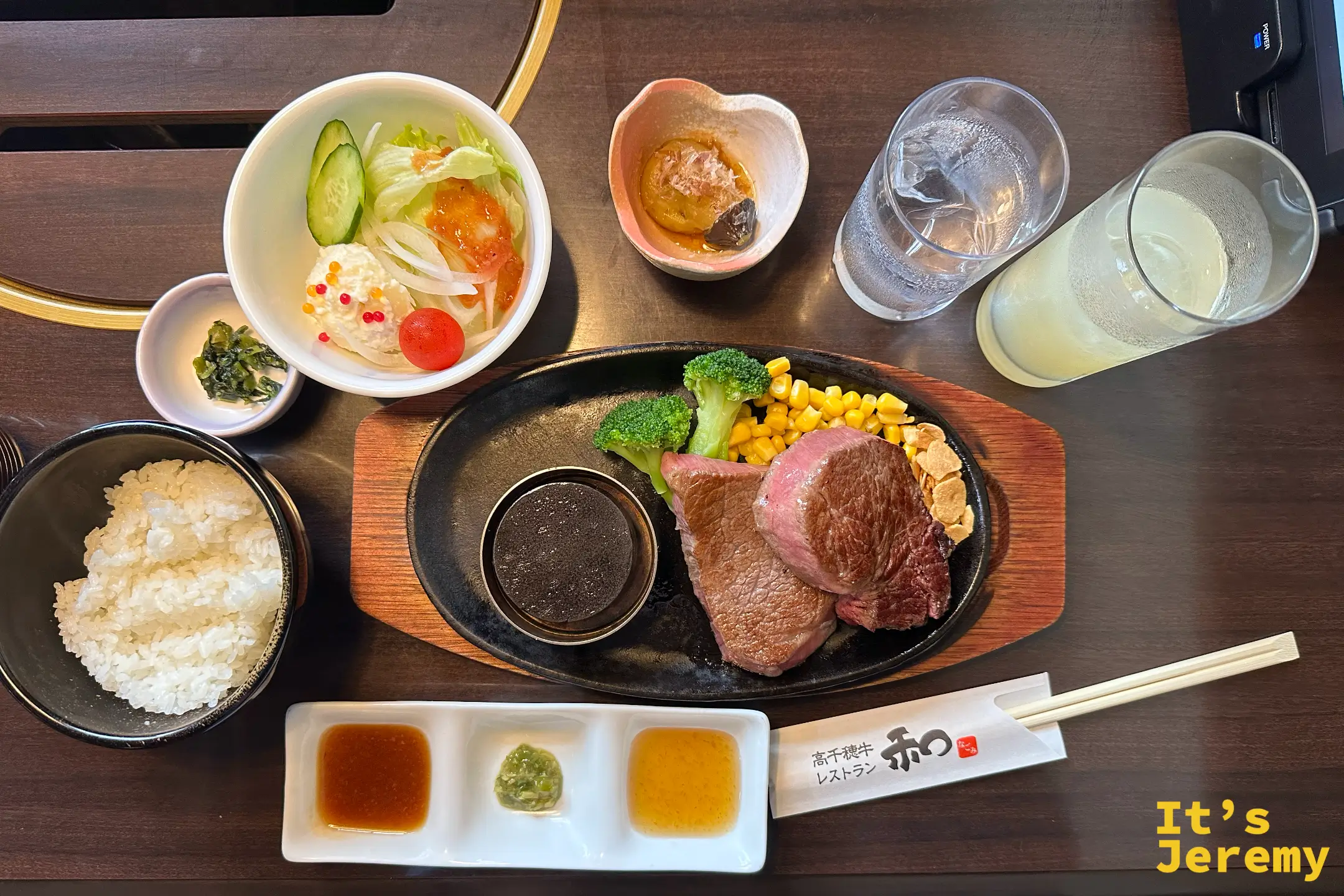 高千穂牛菲力定食全景，鐵板牛排配白飯、生菜沙拉、幾樣小菜與三格沾醬