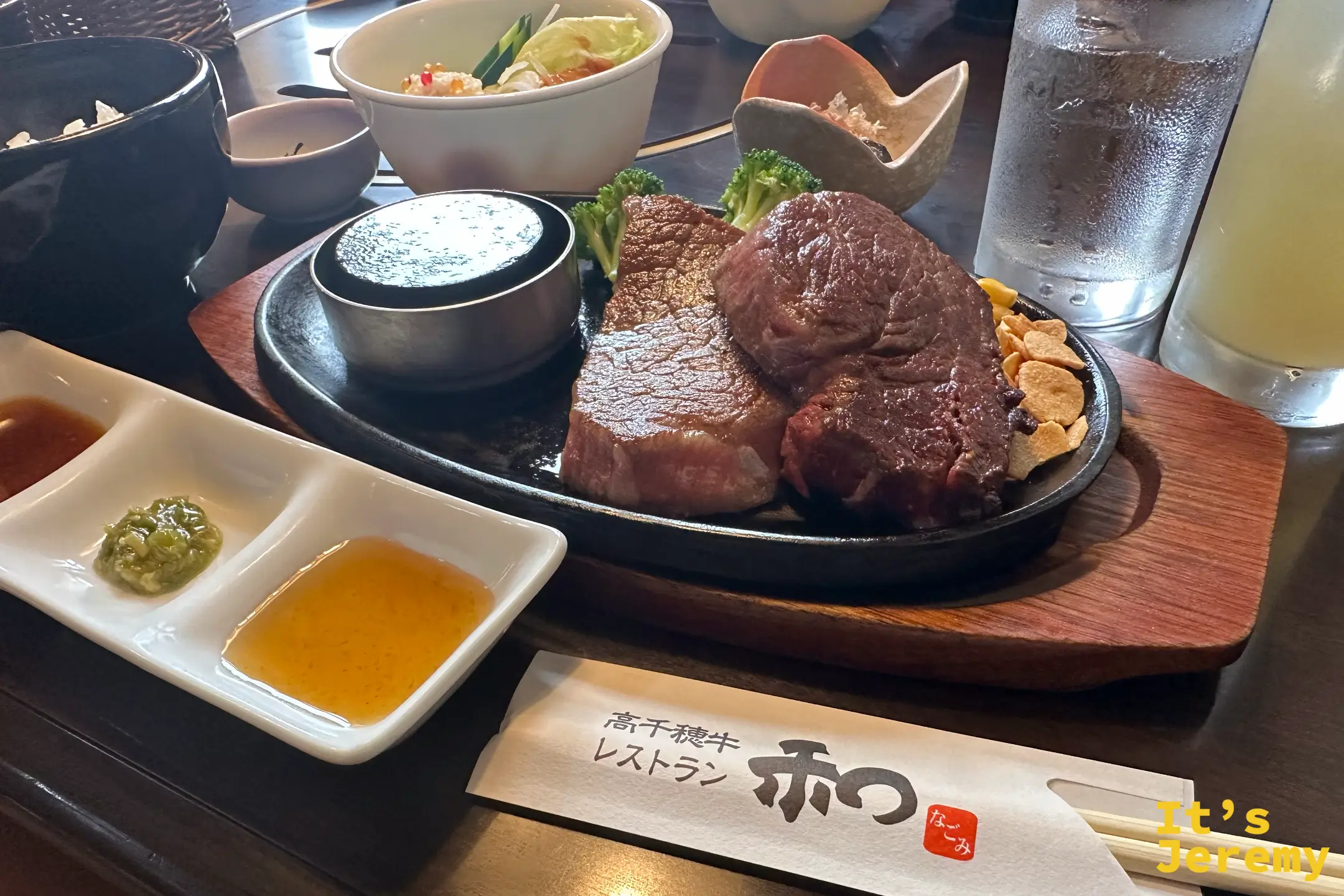 高千穂牛菲力定食側拍，可見三格沾醬與筷套上的店名