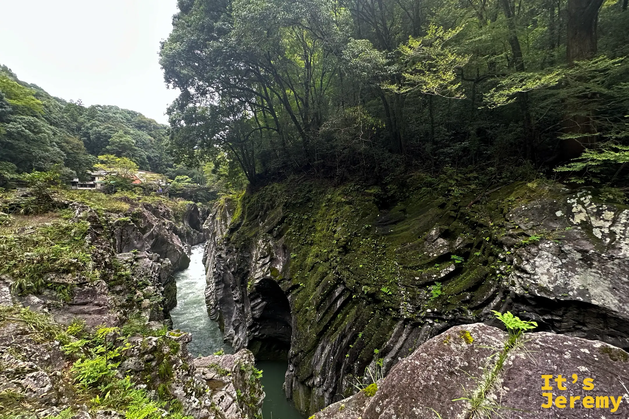 高千穂峡上游的柱狀節理石壁與翡翠色溪流