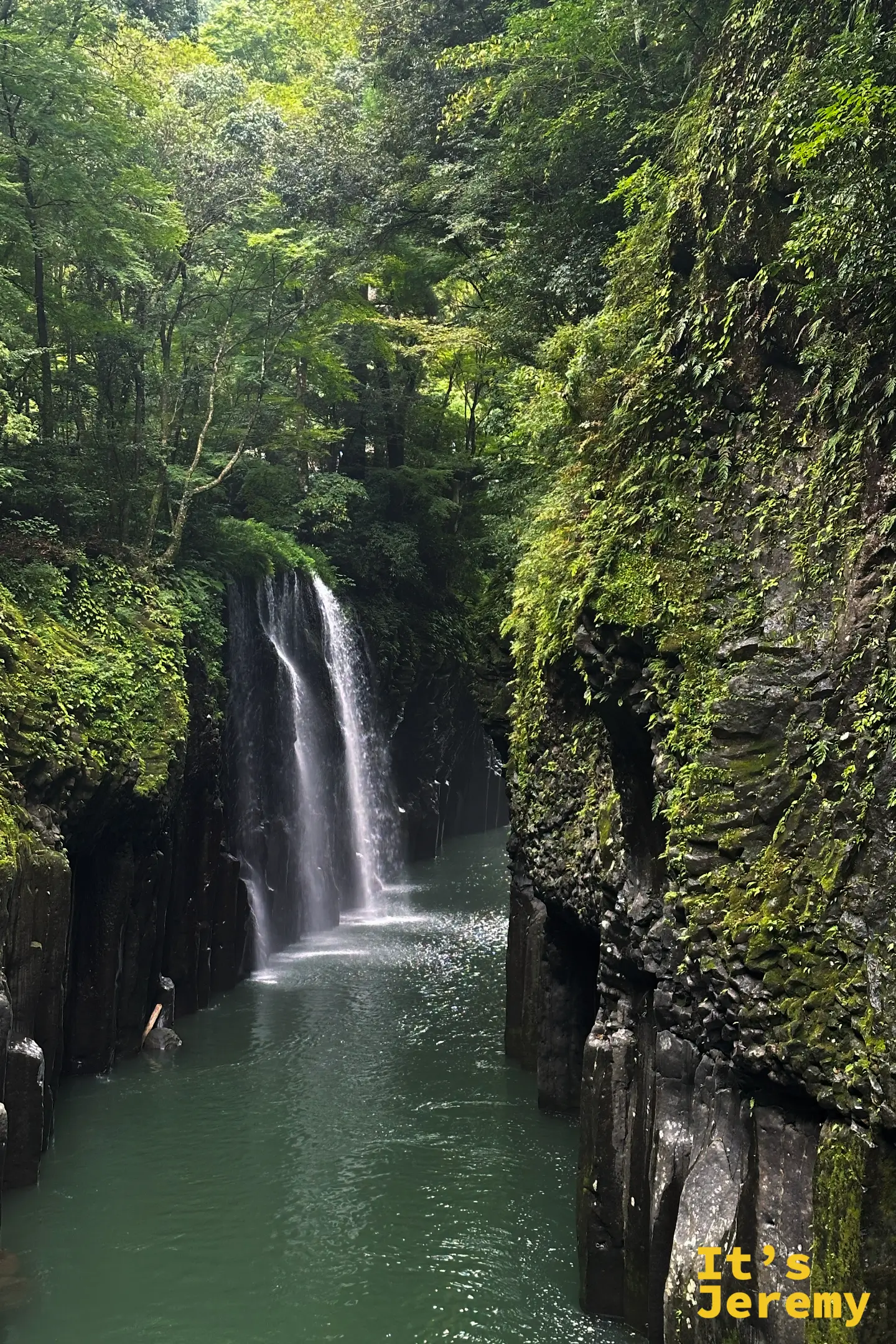 真名井瀑布從青苔崖壁直落翡翠色潭水