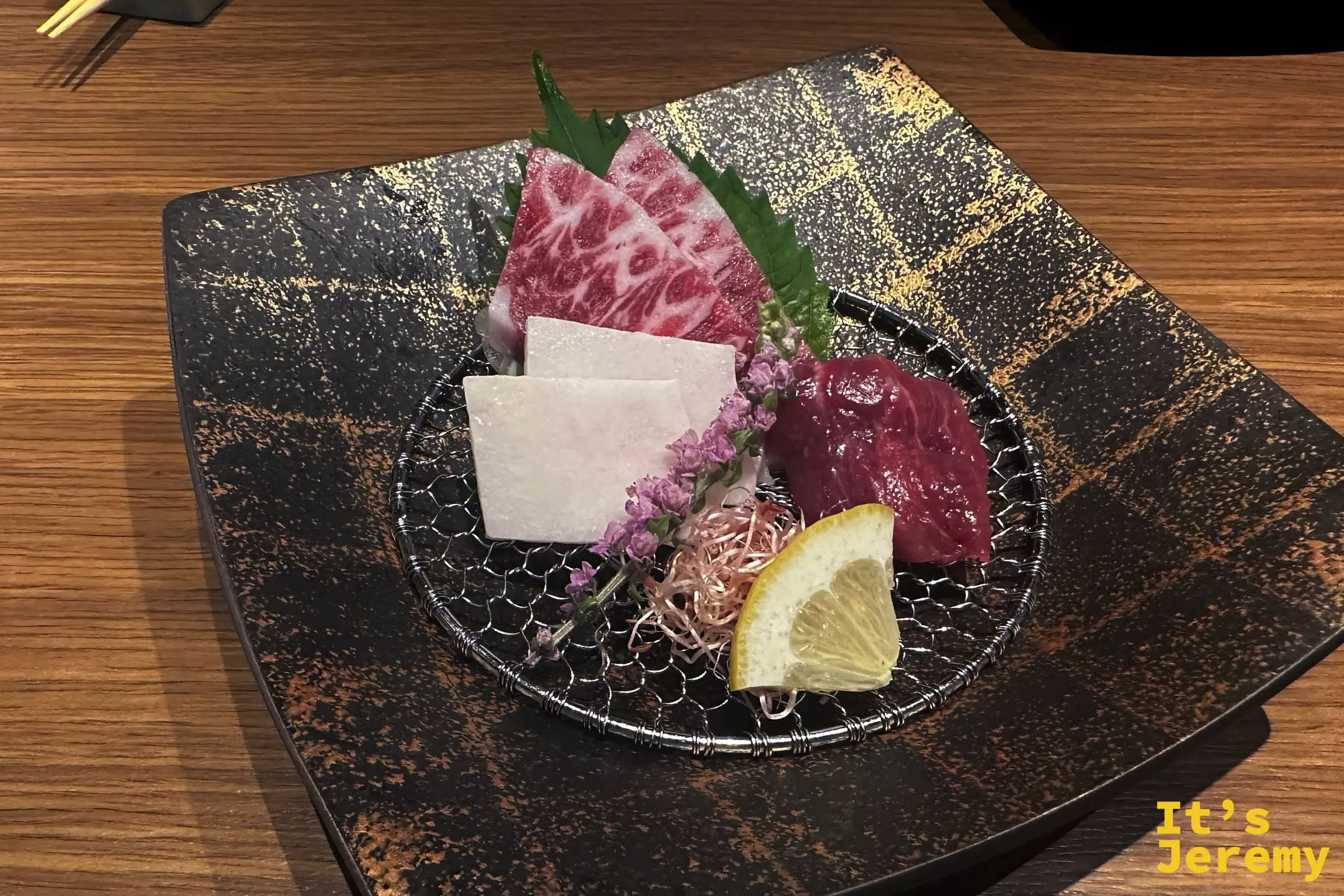馬桜的馬刺盛盤，霜降り、鬃脂與赤身三種部位擺在網籃上