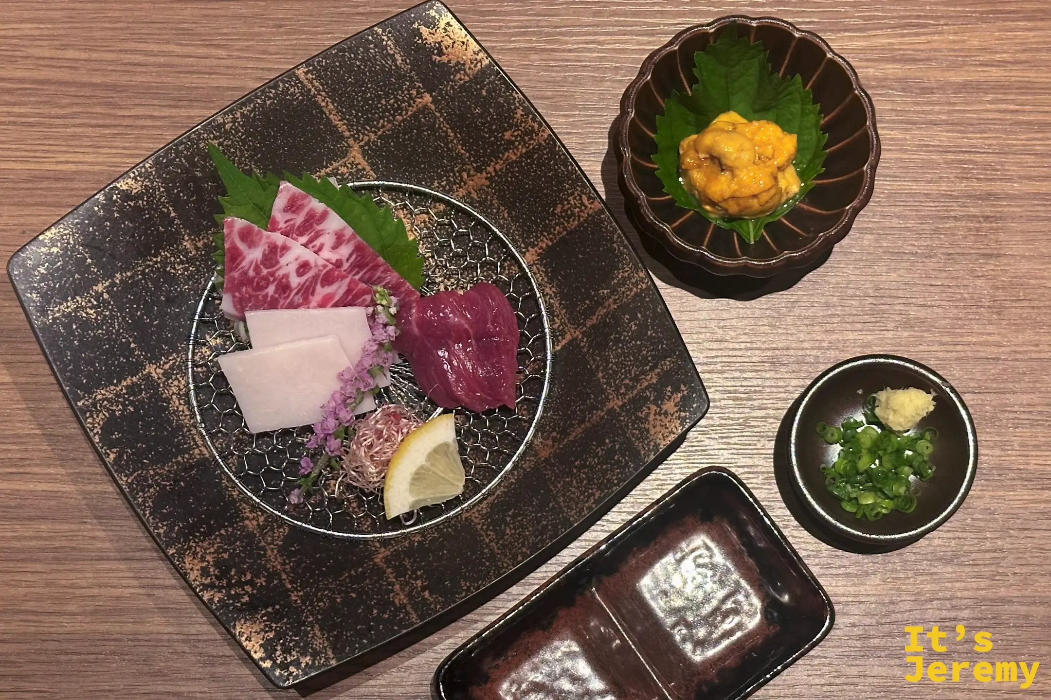 馬刺し盛り搭配一小缽生海膽與薑蔥佐料
