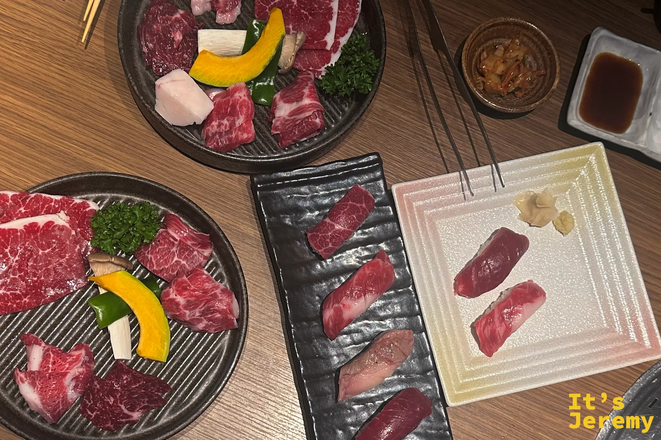 兩盤炭火燒馬肉切片與時蔬，加一長盤四種馬肉握壽司
