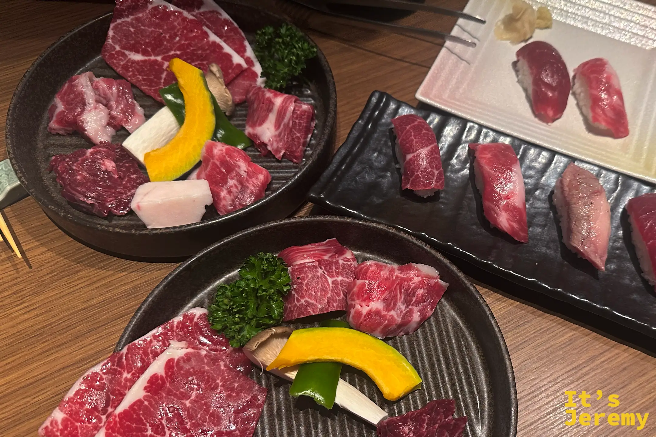 炭火燒馬肉拼盤與馬肉握壽司近拍，油花分布清晰