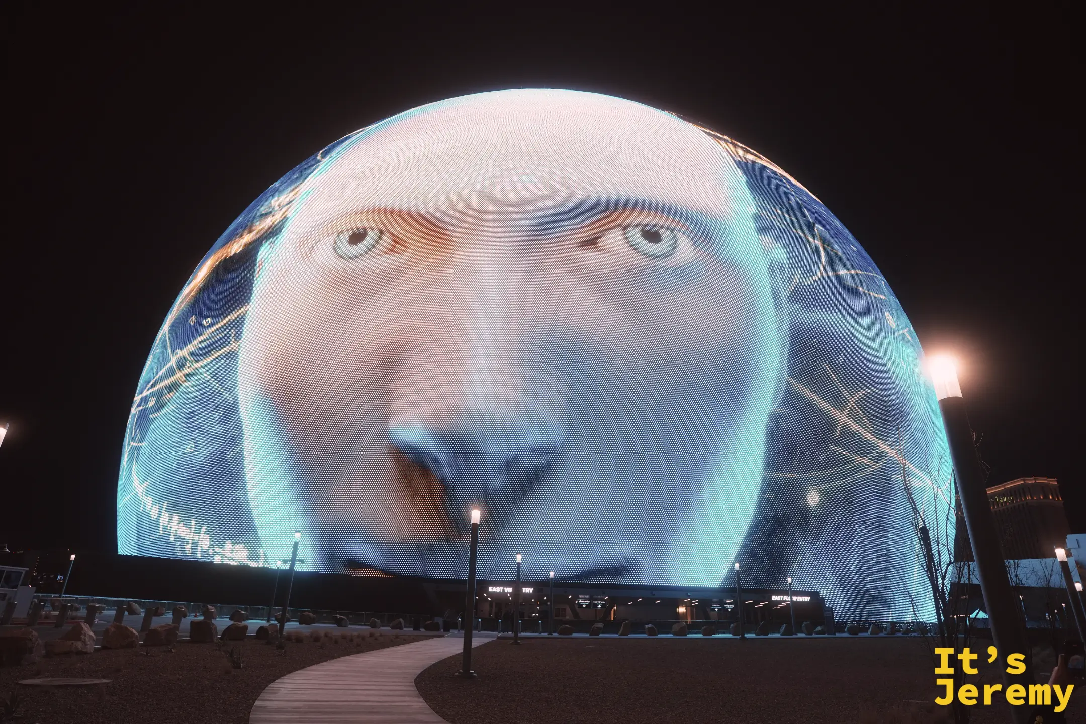 The Sphere 整顆球體變成一張藍色的臉，眼睛比整棟樓還高