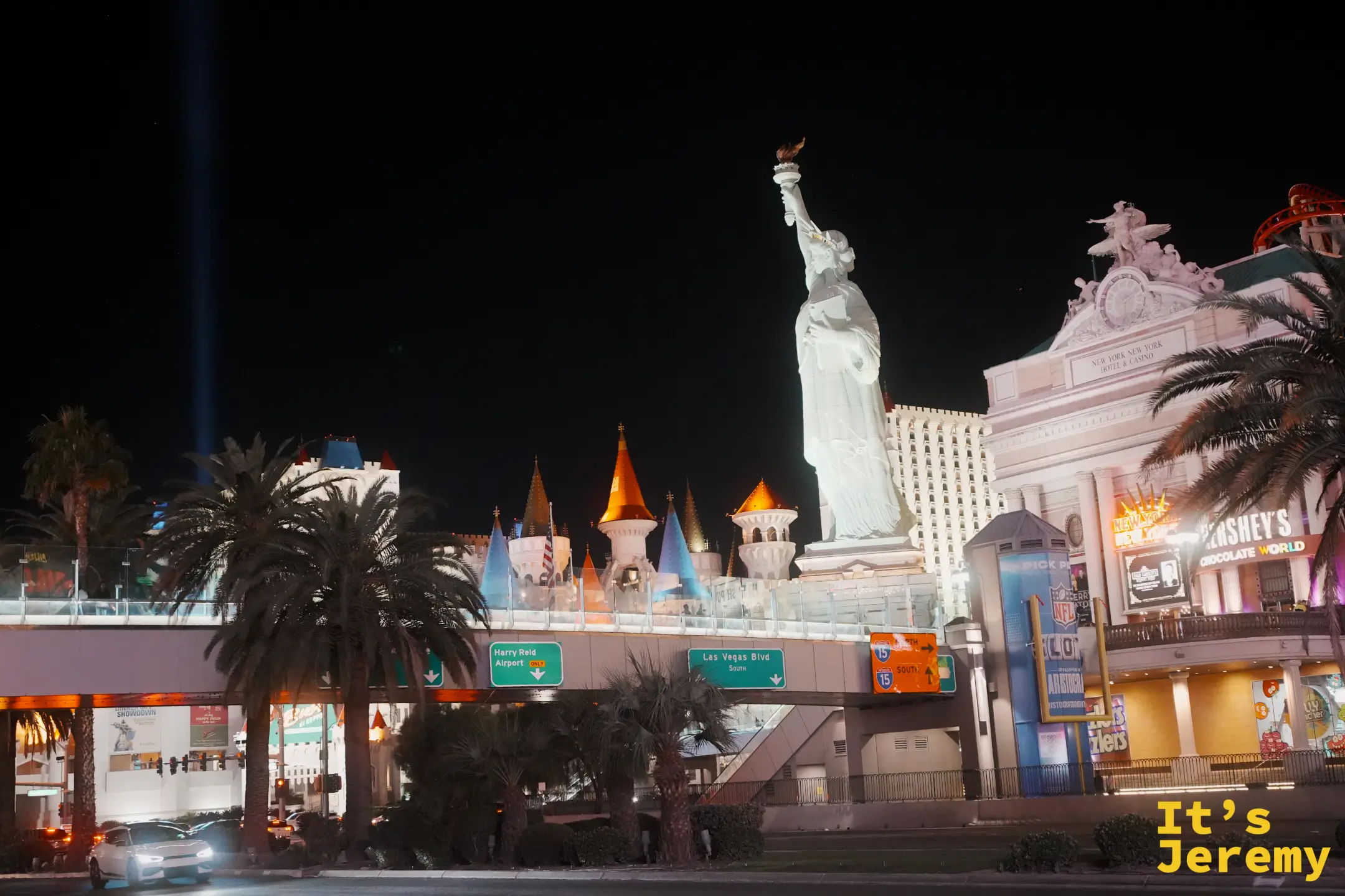 紐約紐約飯店的自由女神像與仿曼哈頓天際線，旁邊是 Excalibur 城堡尖塔與 Hershey