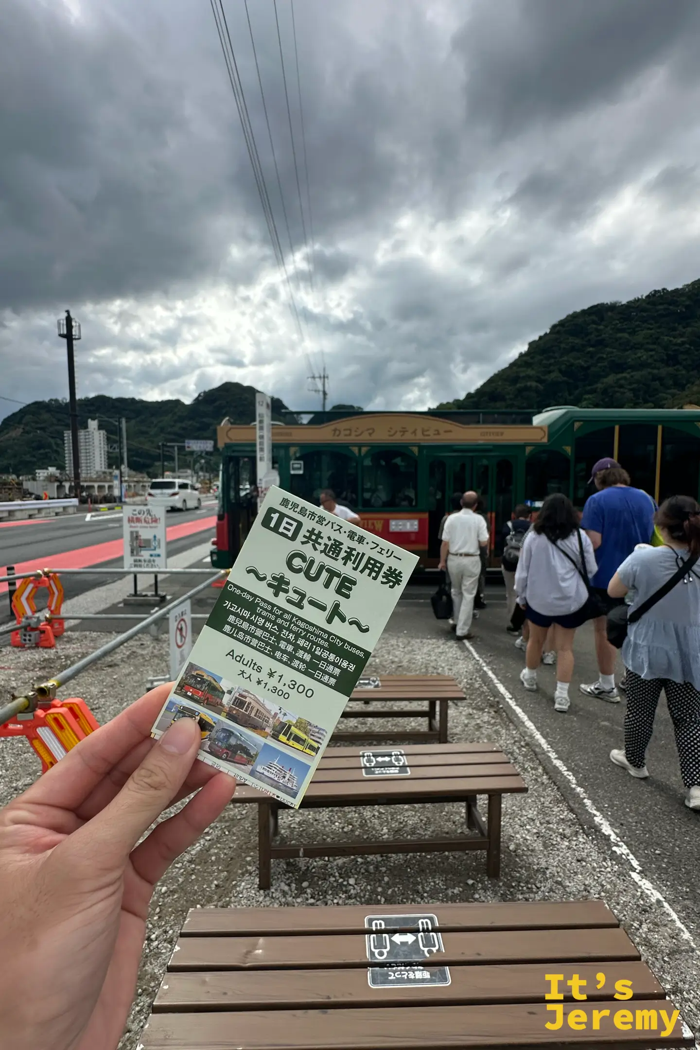 「カゴシマ シティビュー」觀光巴士側面特寫，復古綠紅車身印著 CITYVIEW KAGOSHIMA 字樣，車門旁貼著中央駅到仙巌園的路線圖