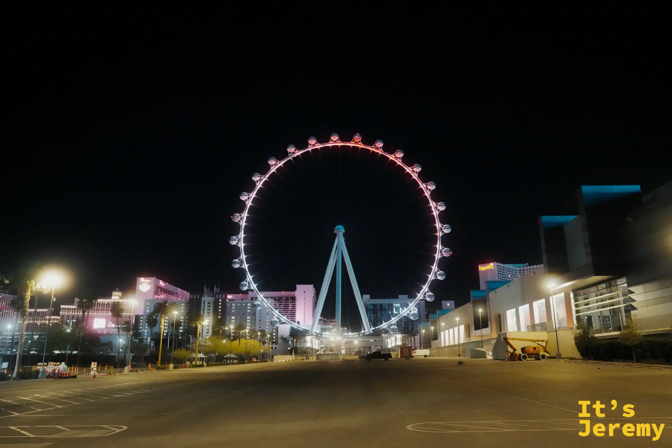 LINQ 園區的 High Roller 摩天輪在夜裡獨自發亮