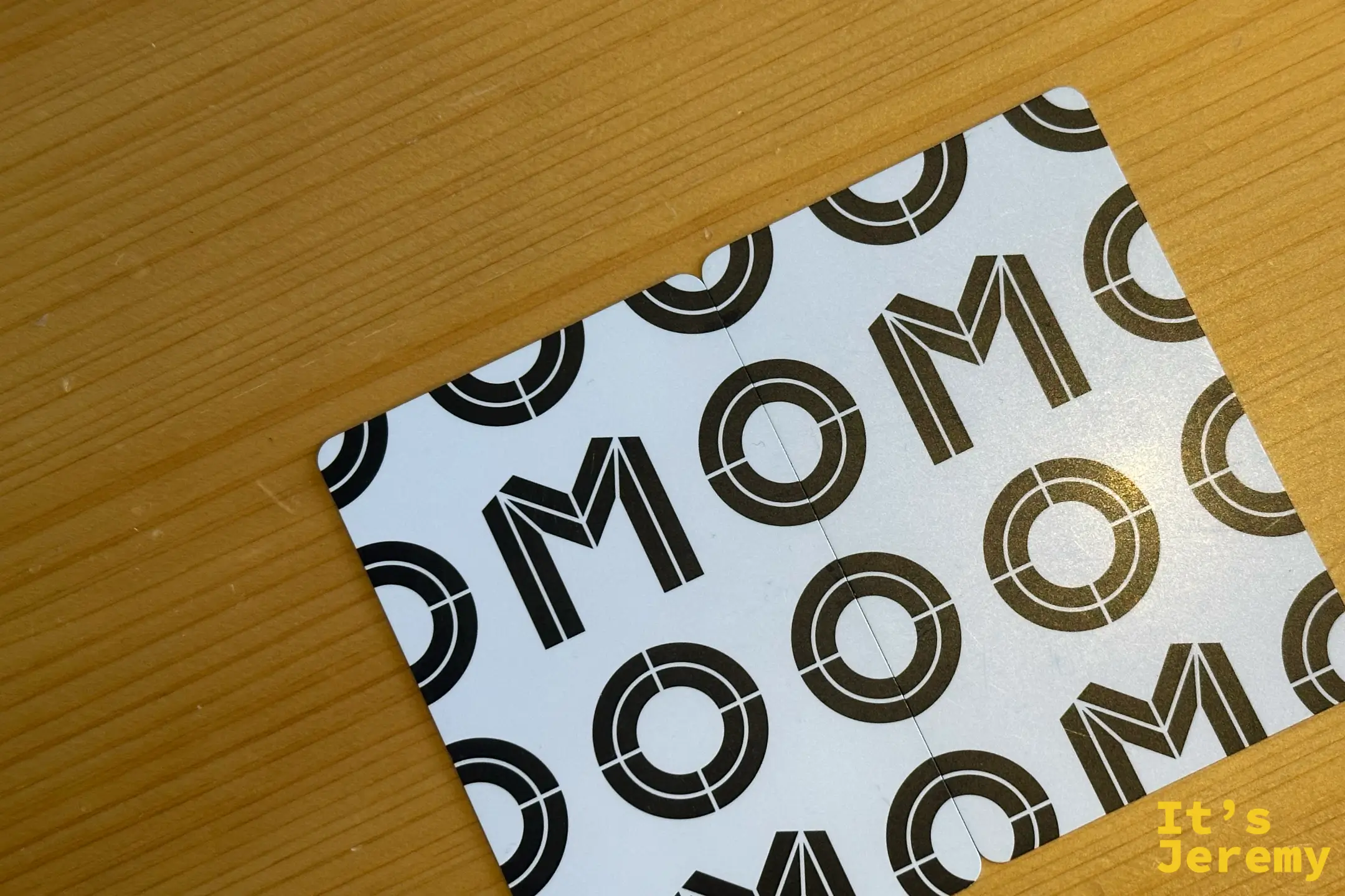OMO by 星野リゾート 的黑白 logo 房卡放在飯店房間的木質桌面上，旁邊放著幾張用過的車票