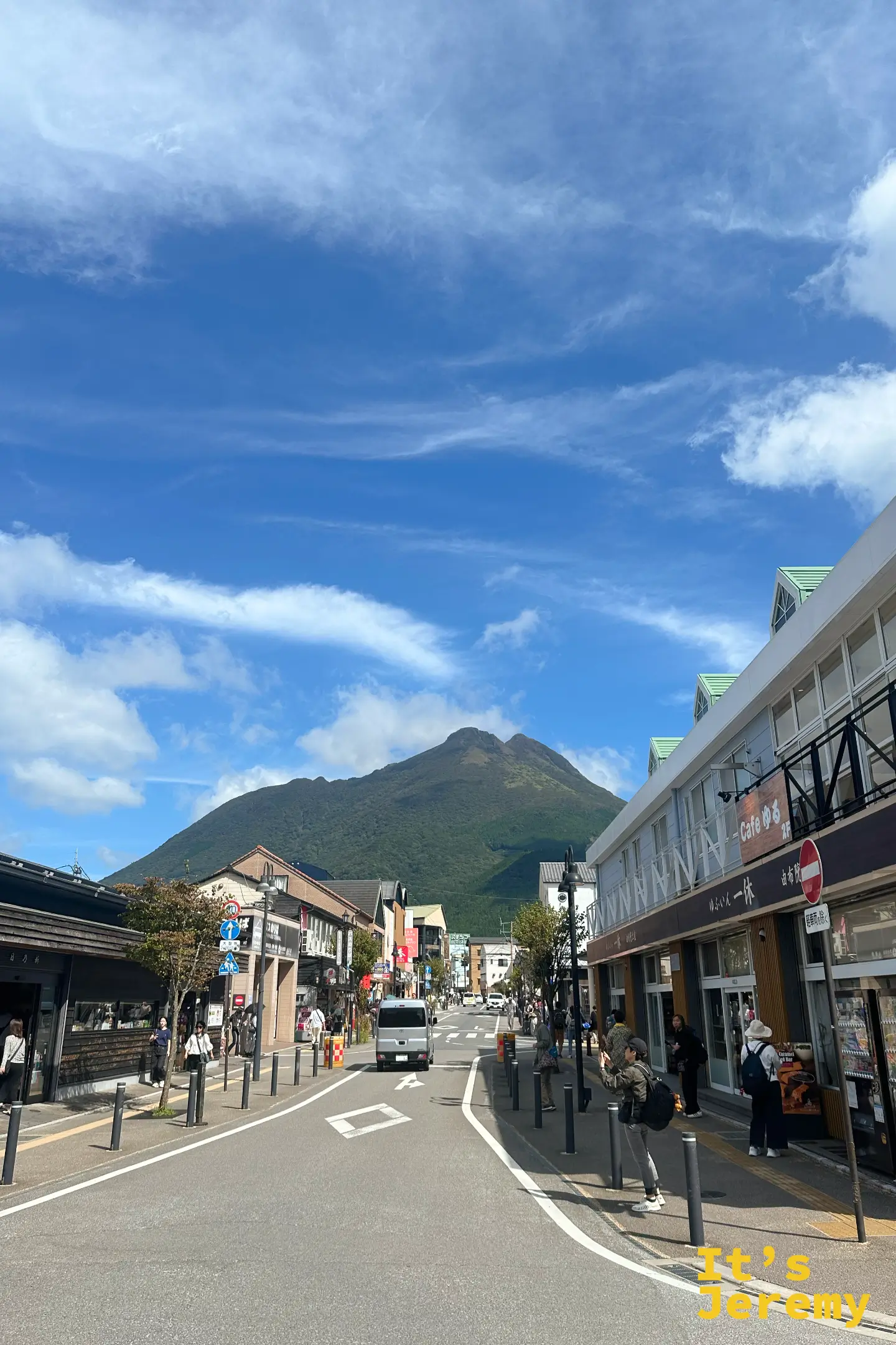 湯之坪街道街景，筆直的商店街正對著雙峰的由布岳