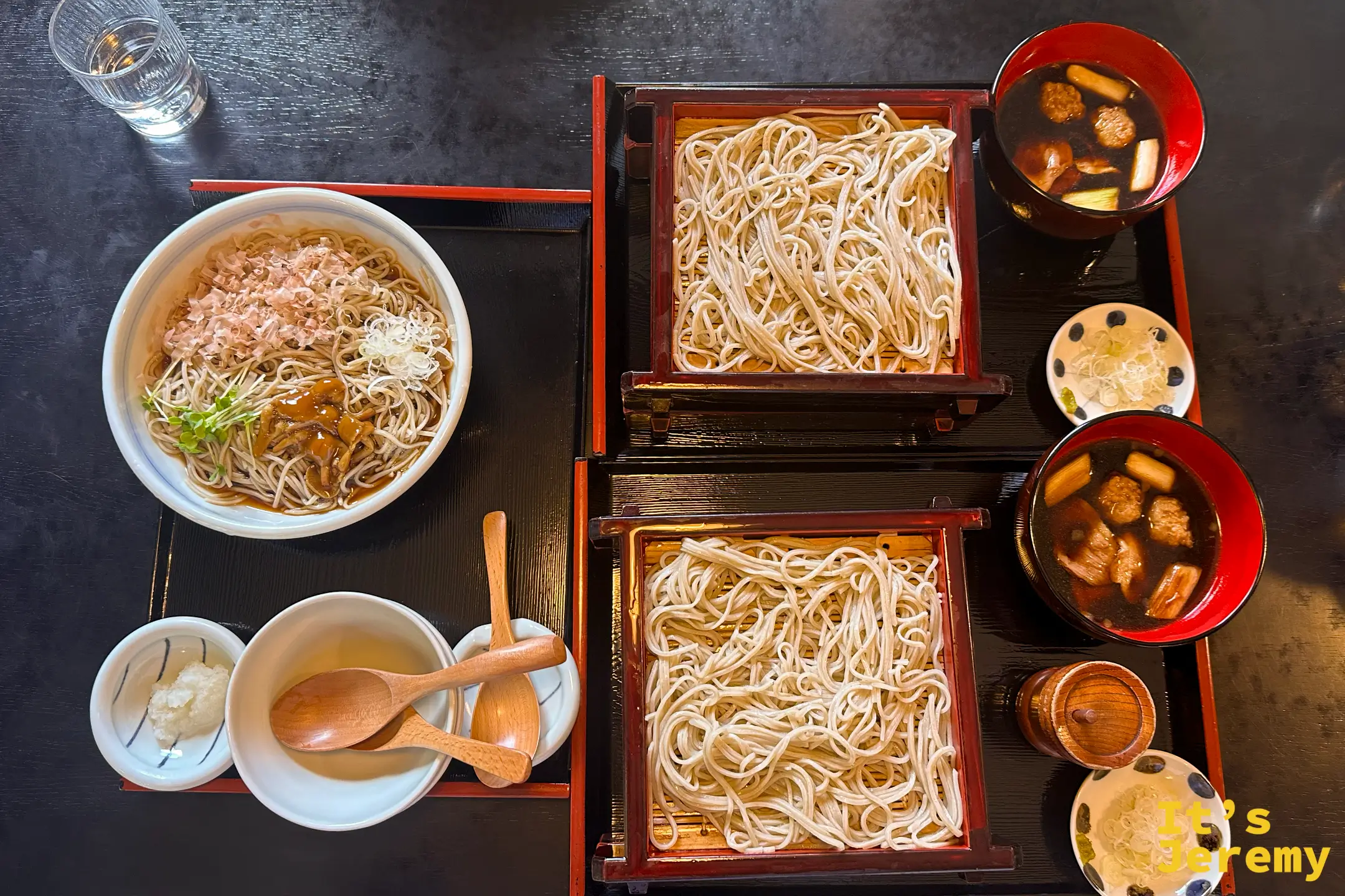 俯拍泉的整套蕎麥麵，左邊柴魚蘿蔔泥冷蕎麥，中間兩層蒸籠せいろ，右邊兩碗加肉丸的熱沾汁