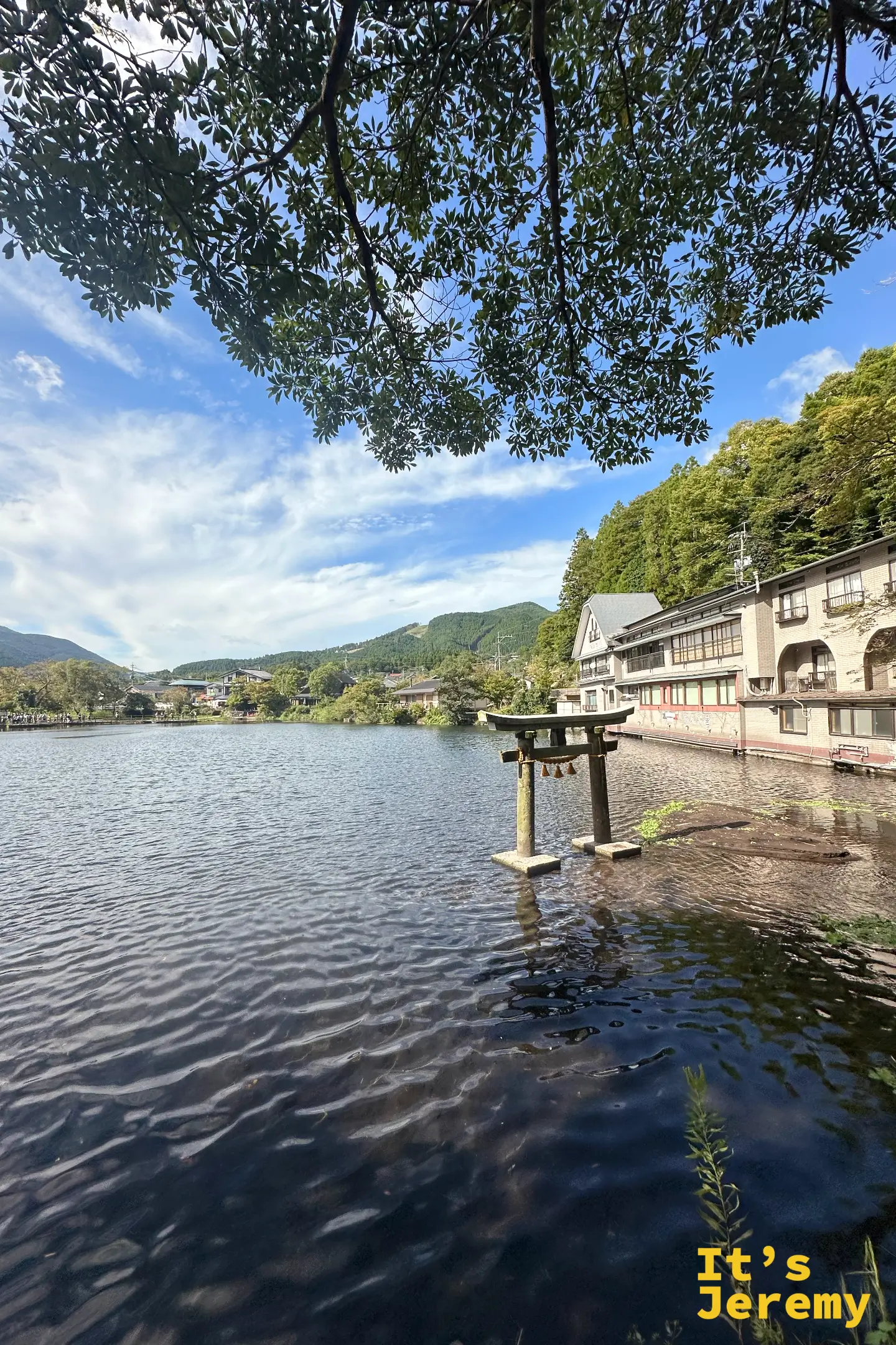 水中石鳥居另一角度，湖畔旅館臨水而建
