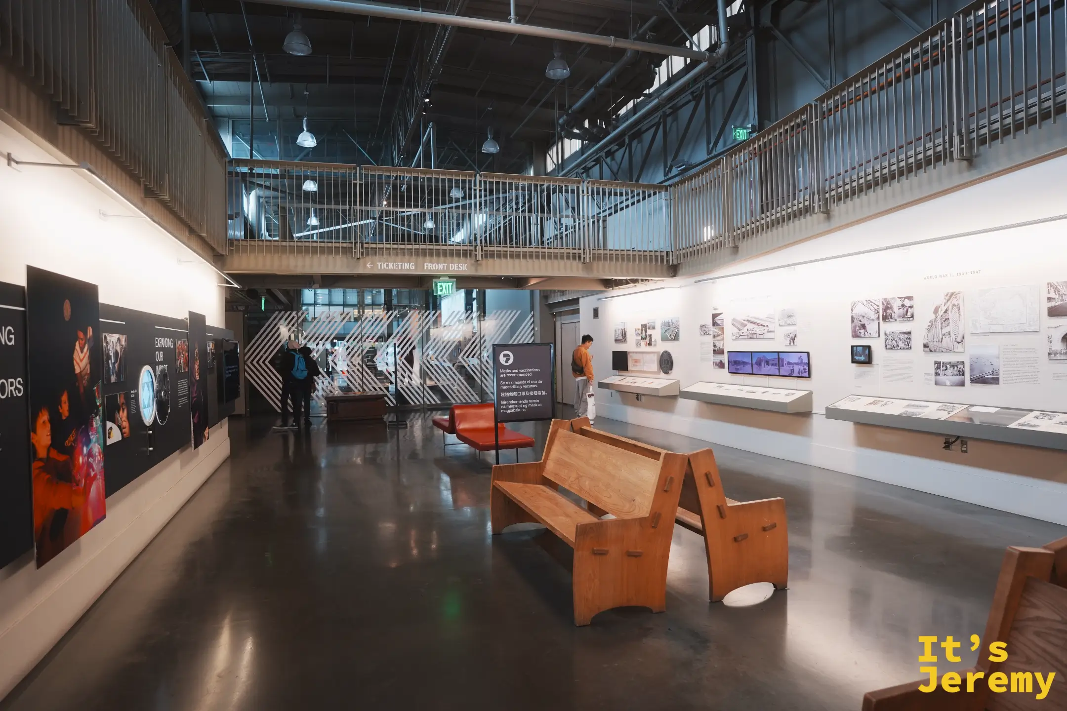 探索博物館 Exploratorium 挑高的舊碼頭倉庫內部，擺滿互動展件與展板