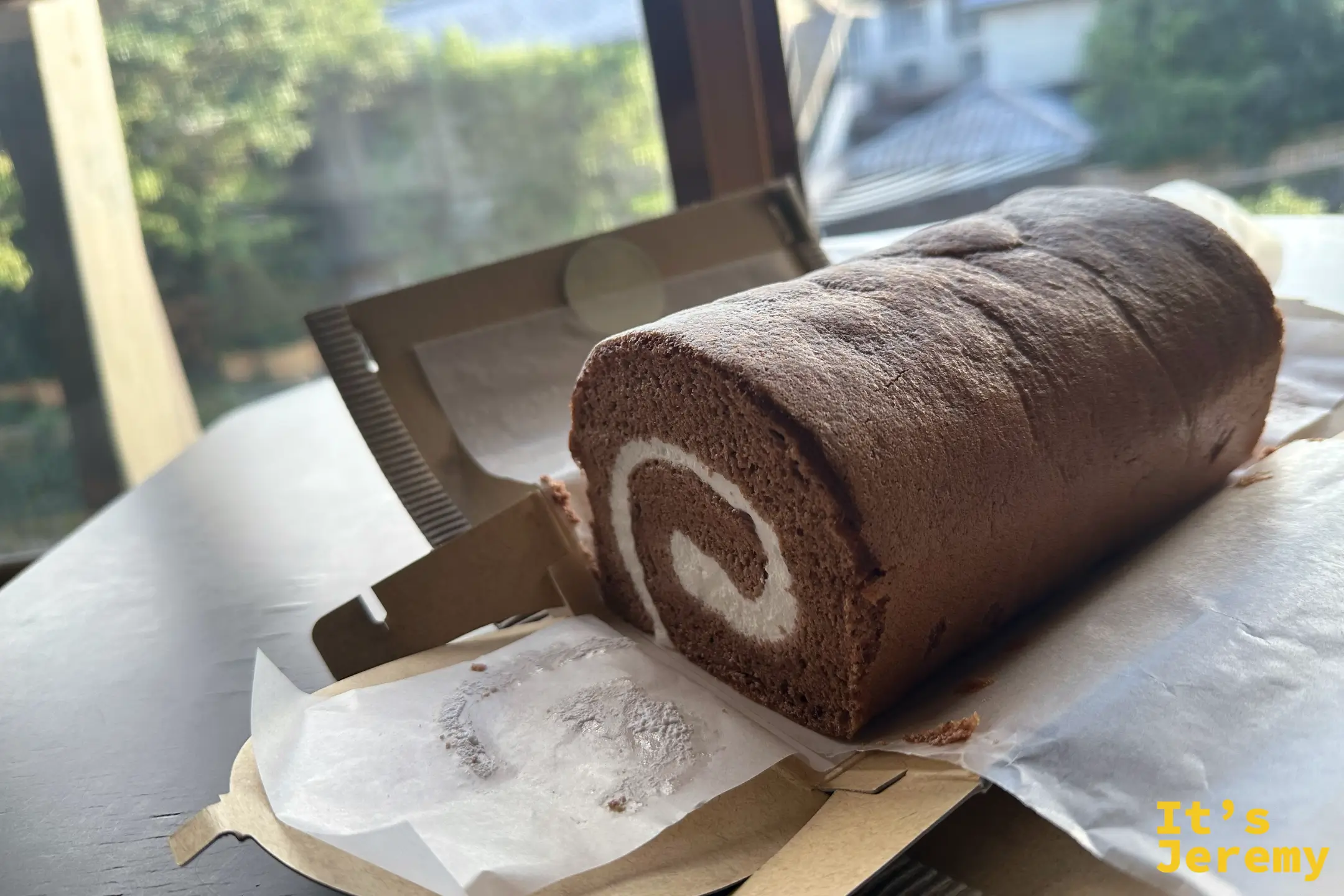B-speak 的巧克力 P-Roll 蛋糕捲，切面可見中心捲著一圈鮮奶油