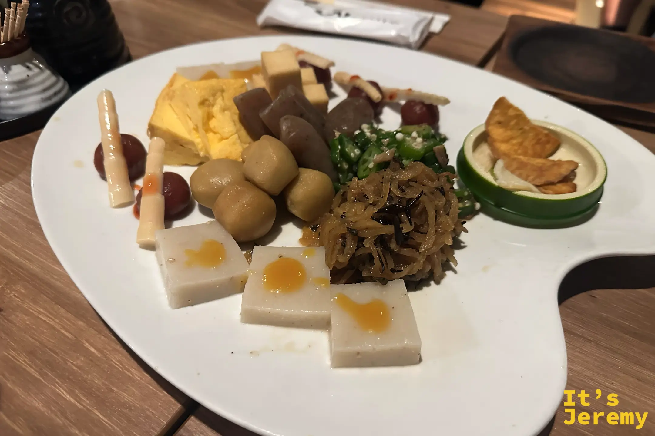 一盤五顏六色的日式小菜，有玉子燒、高野豆腐、蒟蒻、糰子、秋葵等