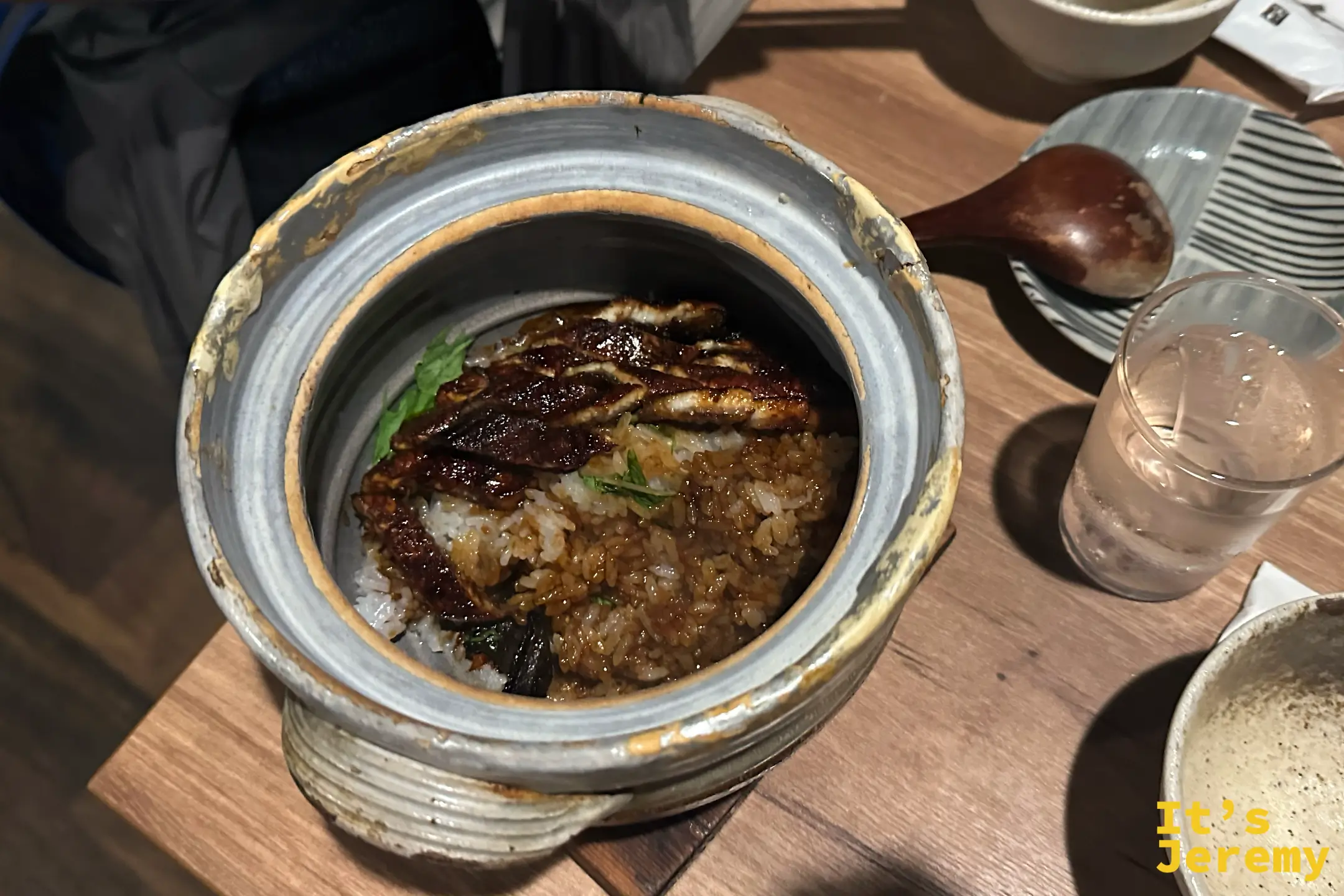 掀開蓋子的鰻まぶし土鍋，鰻魚蒲燒鋪在炊飯上，帶著醬色光澤
