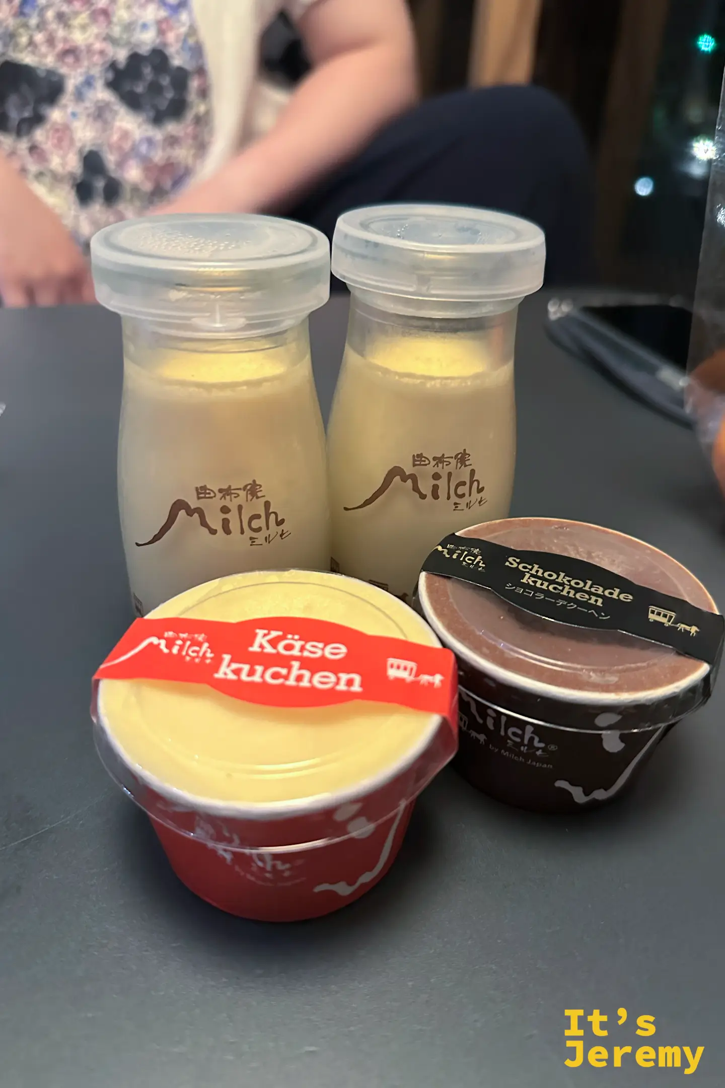 兩瓶 Milch 玻璃瓶裝牛奶布丁，搭配起司蛋糕與巧克力蛋糕