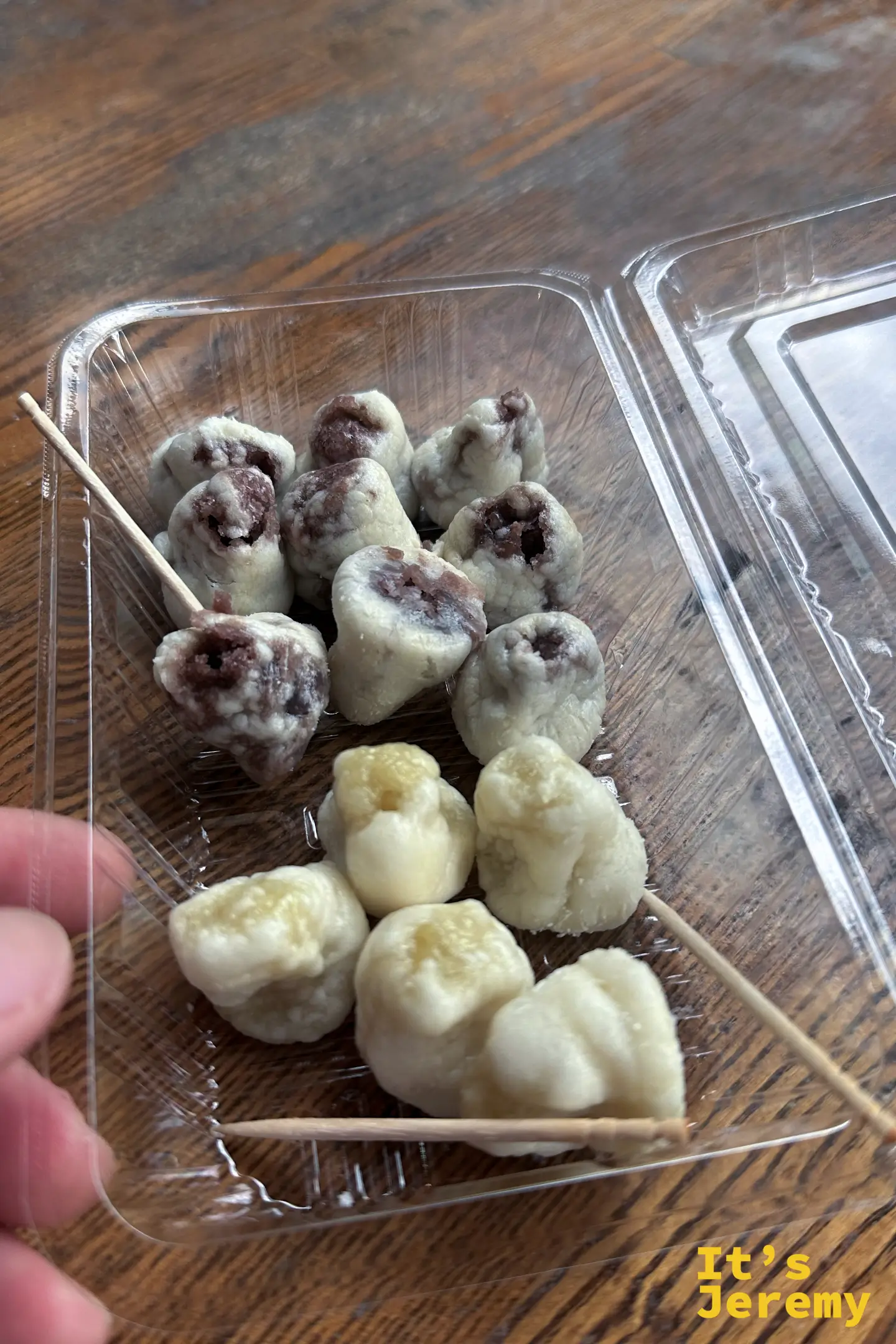 透明盒裝的極樂饅頭，用竹籤串著，上排是紅豆餡、下排是原味的白色小饅頭