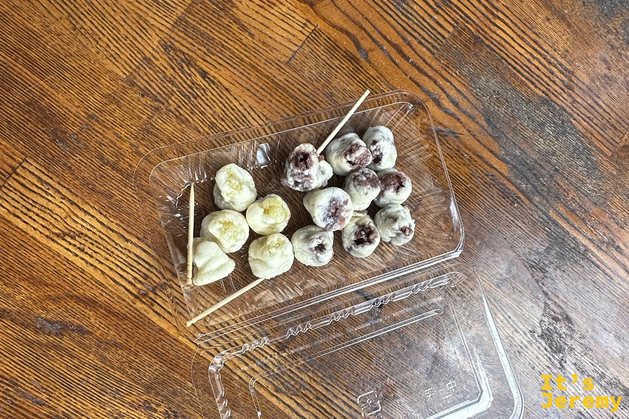 俯拍同一盒極樂饅頭，兩排小饅頭分別是紅豆與原味
