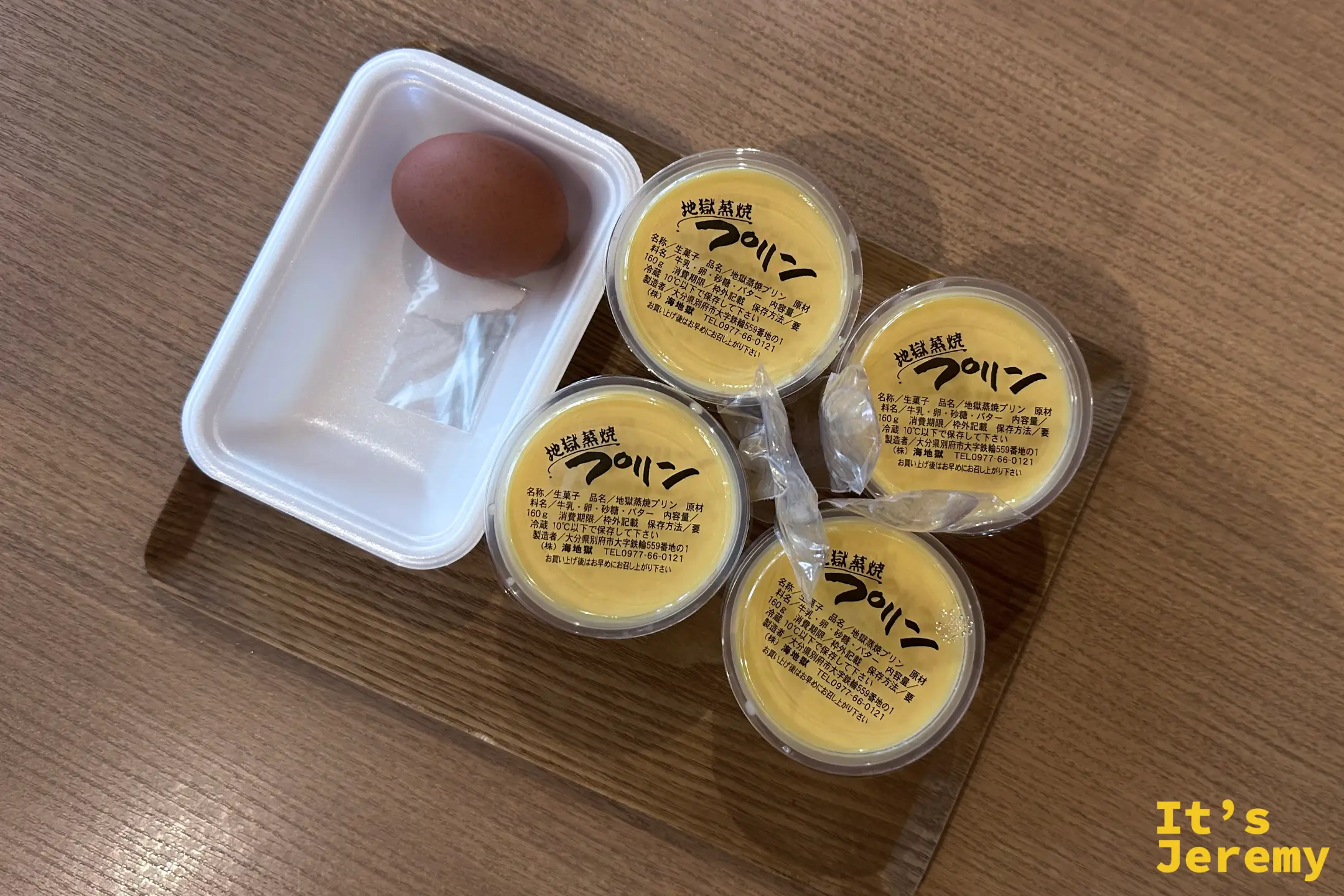 海地獄的地獄蒸焼布丁裝在小玻璃杯裡，旁邊放著一顆溫泉水煮蛋