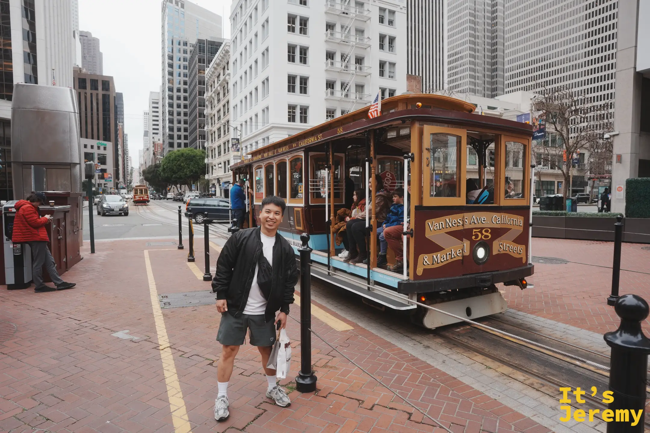 Jeremy 站在 58 號叮噹車旁，車身寫著 Van Ness Ave、California & Market Streets