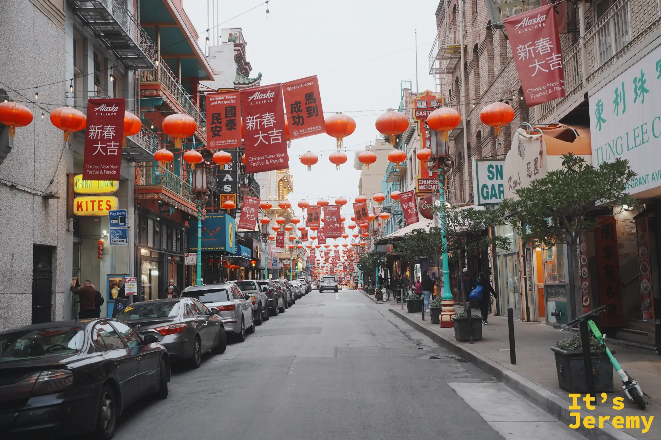 掛著紅燈籠與新春旗幟的都板街街景，兩側是華文招牌與商店，「CHINA TOWN KITES」黃色招牌很醒目