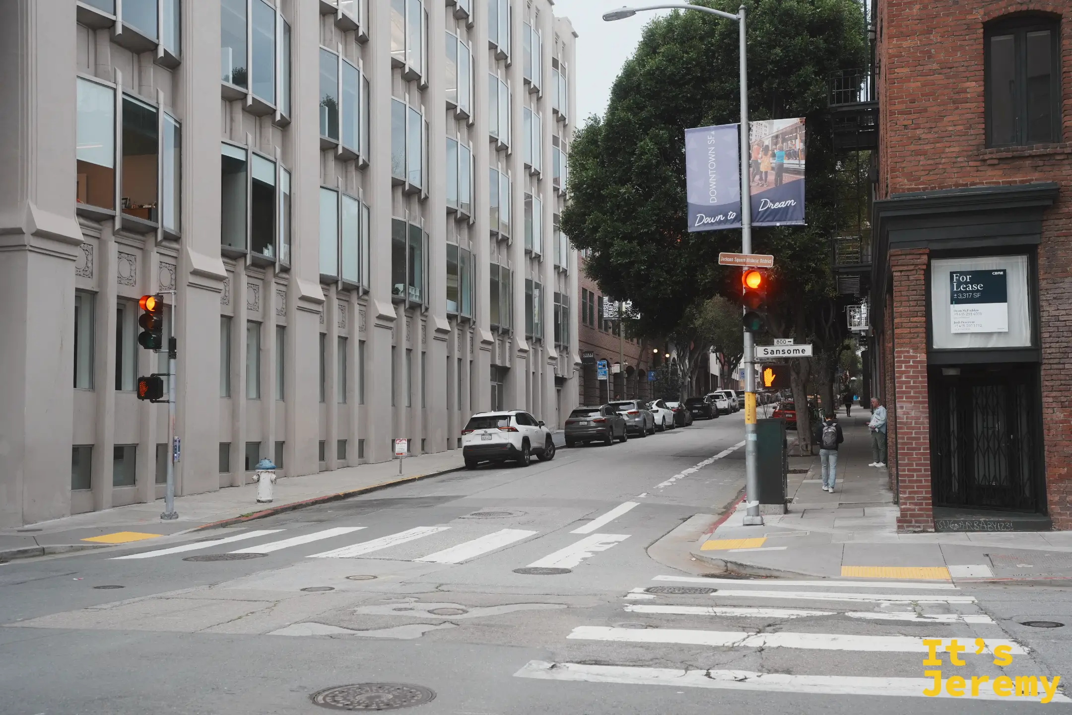 Jackson Square 歷史街區 Sansome 街口的紅磚老樓，一旁掛著街區旗幟