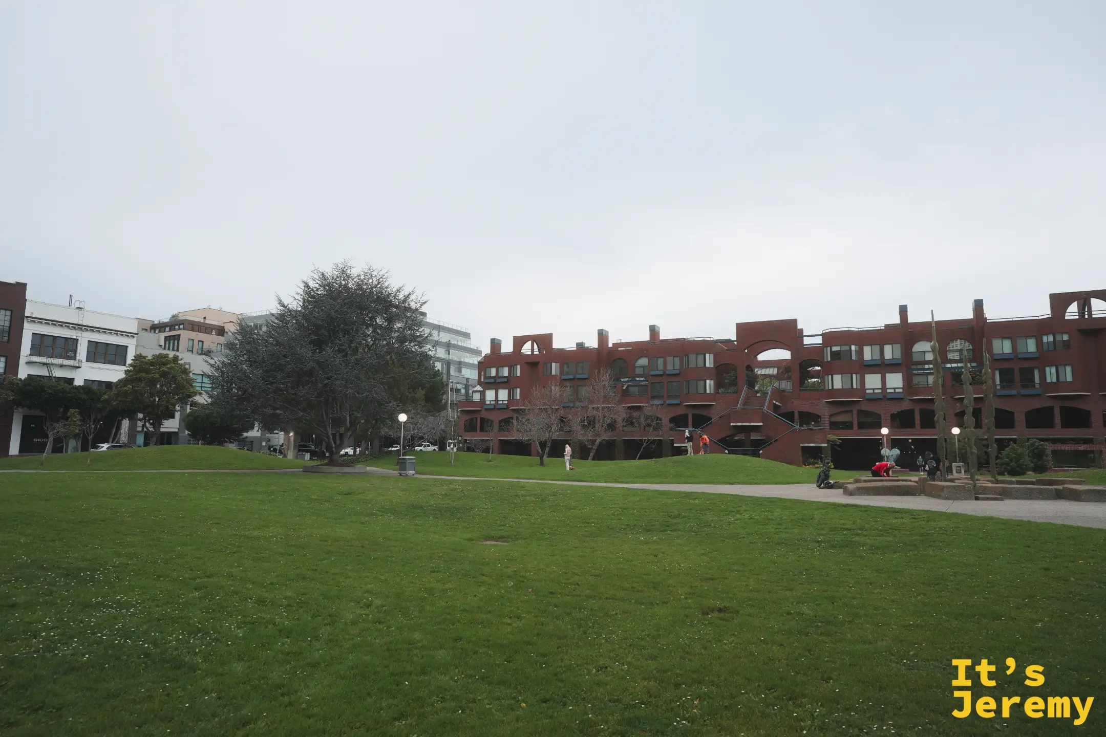 席德尼沃頓廣場 Sydney Walton Square，紅磚公寓前一片開闊草坪，種著仙人掌