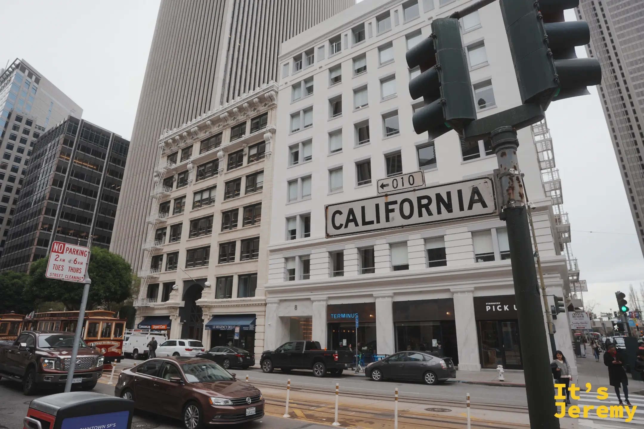 California St 上斗大的路牌，一輛叮噹車正沿著陡坡爬上來