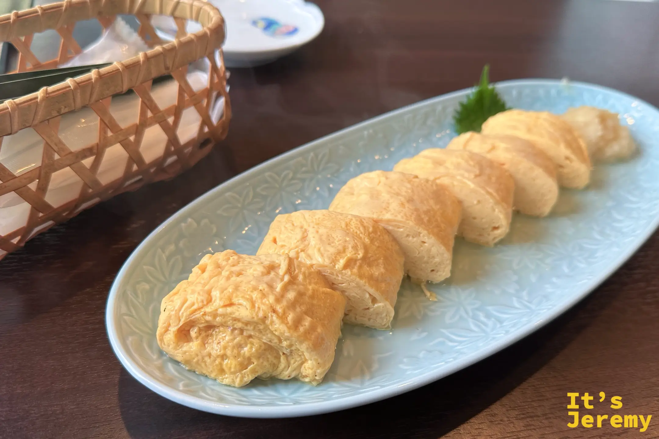 高湯玉子燒的近拍，蛋捲層次分明、質地蓬鬆濕潤