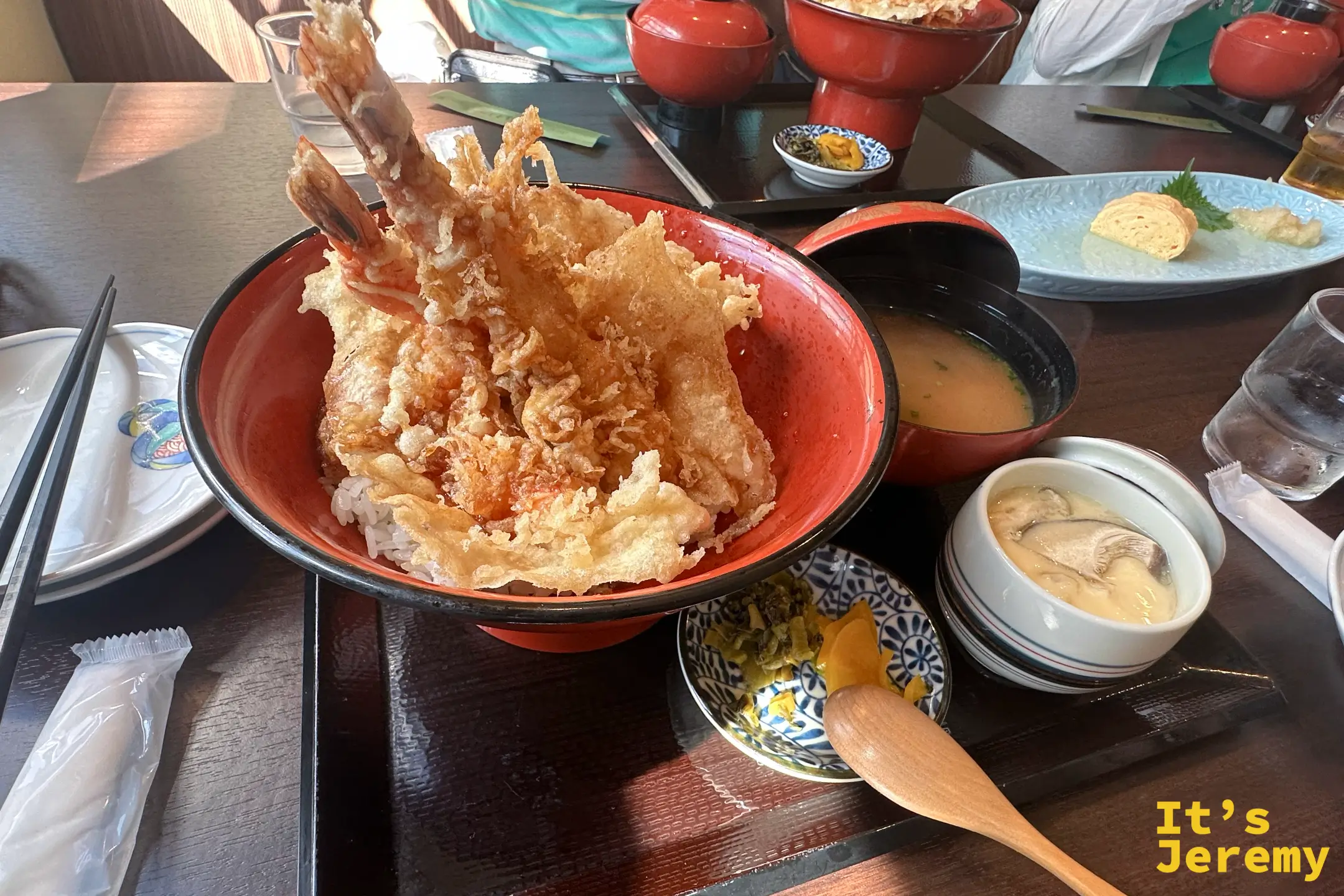 とよ常的餐桌一景，特盛天丼、味噌湯、茶碗蒸與小菜擺滿一整個木托盤，陽光斜灑進來